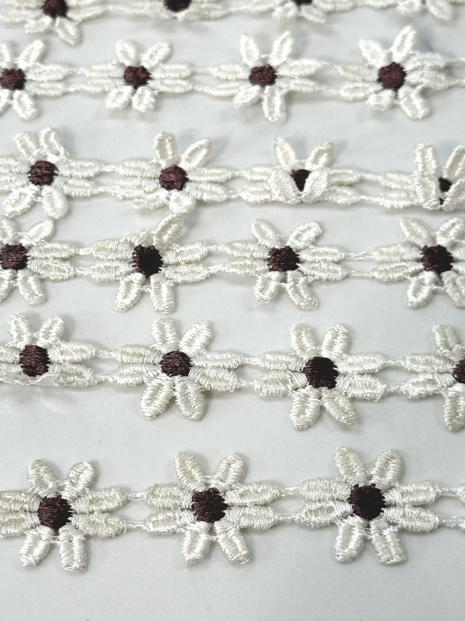(TRIM) EMBROIDERED WHITE FLOWERS WITH BROWN