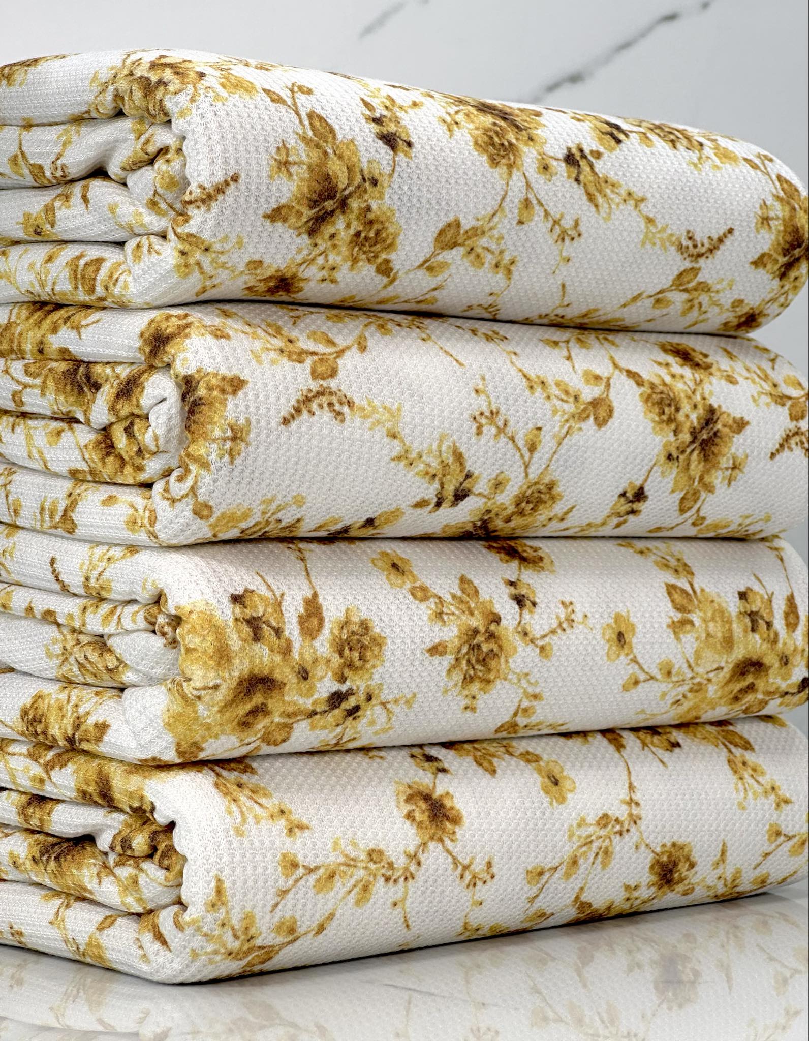 (THERMAL) VINTAGE GOLD FLOWERS ON OFF WHITE