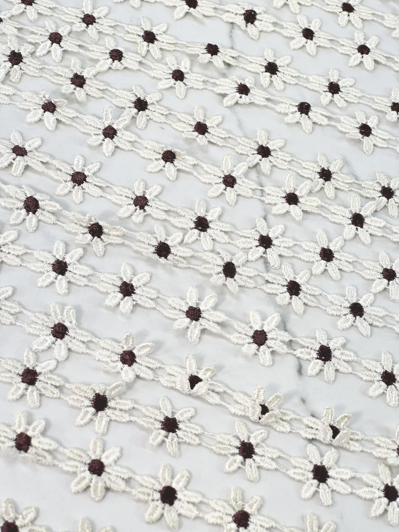 (TRIM) EMBROIDERED WHITE FLOWERS WITH BROWN