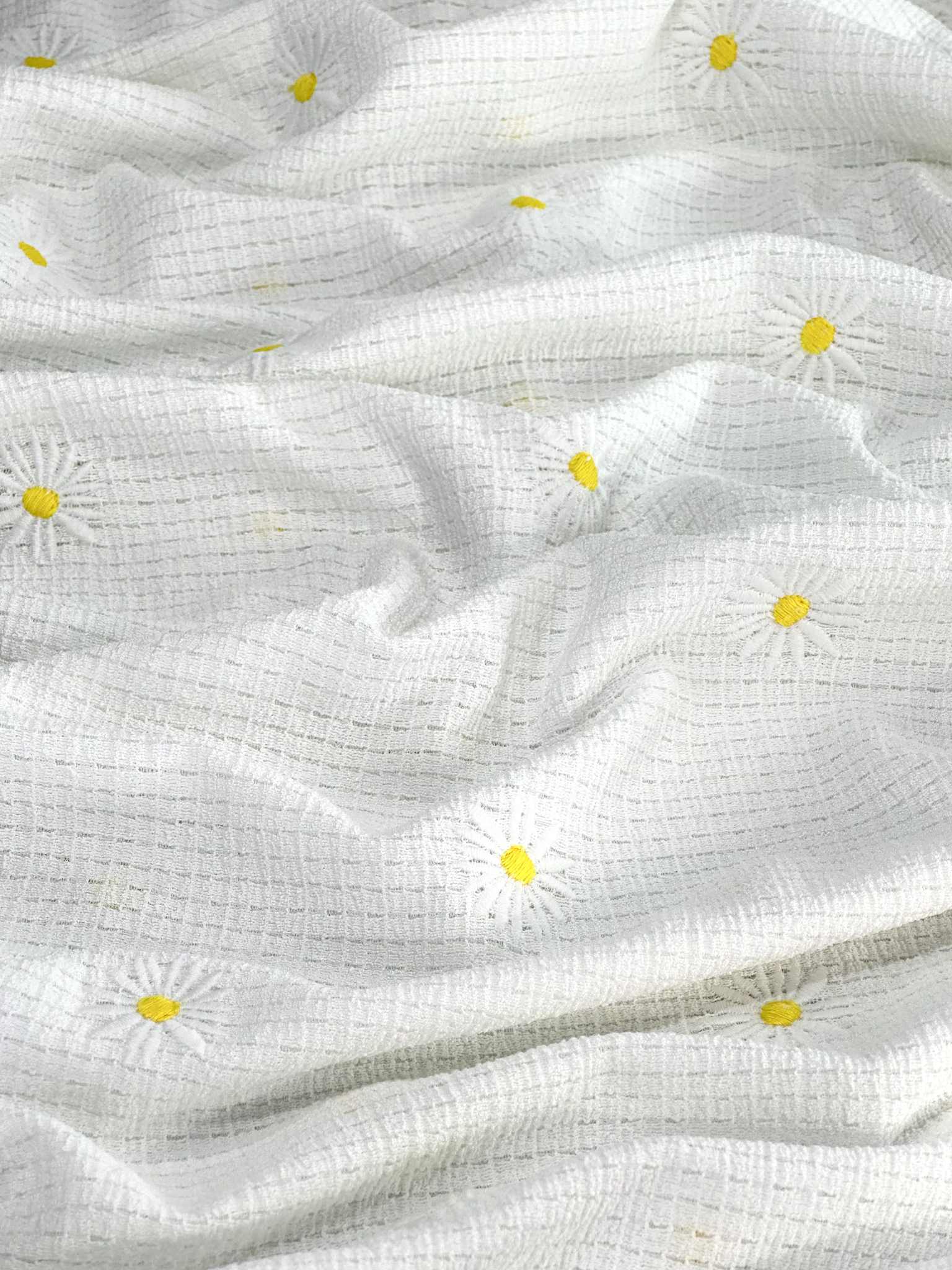(KNIT) WHITE DAISIES ON WHITE