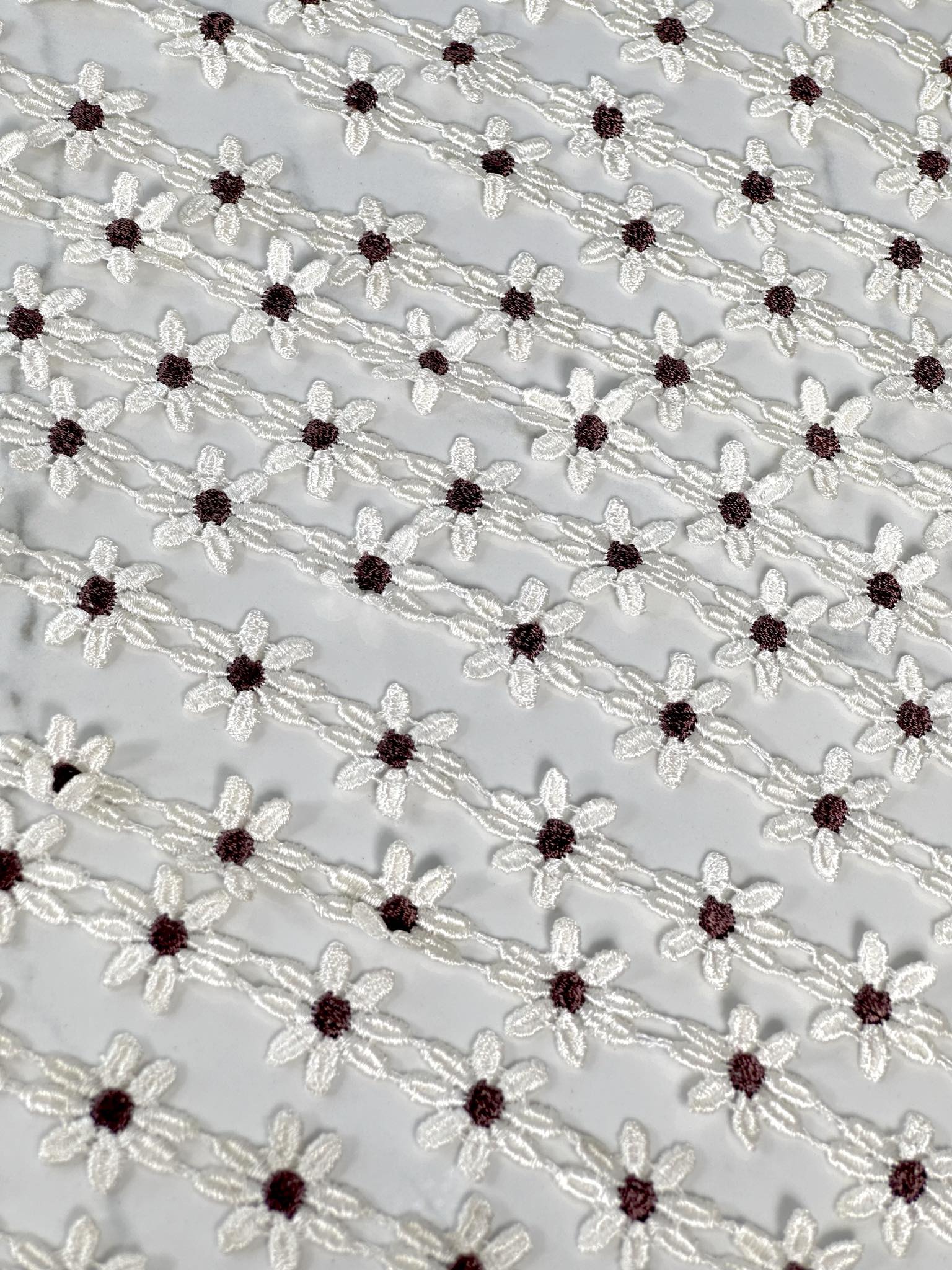 (TRIM) EMBROIDERED WHITE FLOWERS WITH BROWN