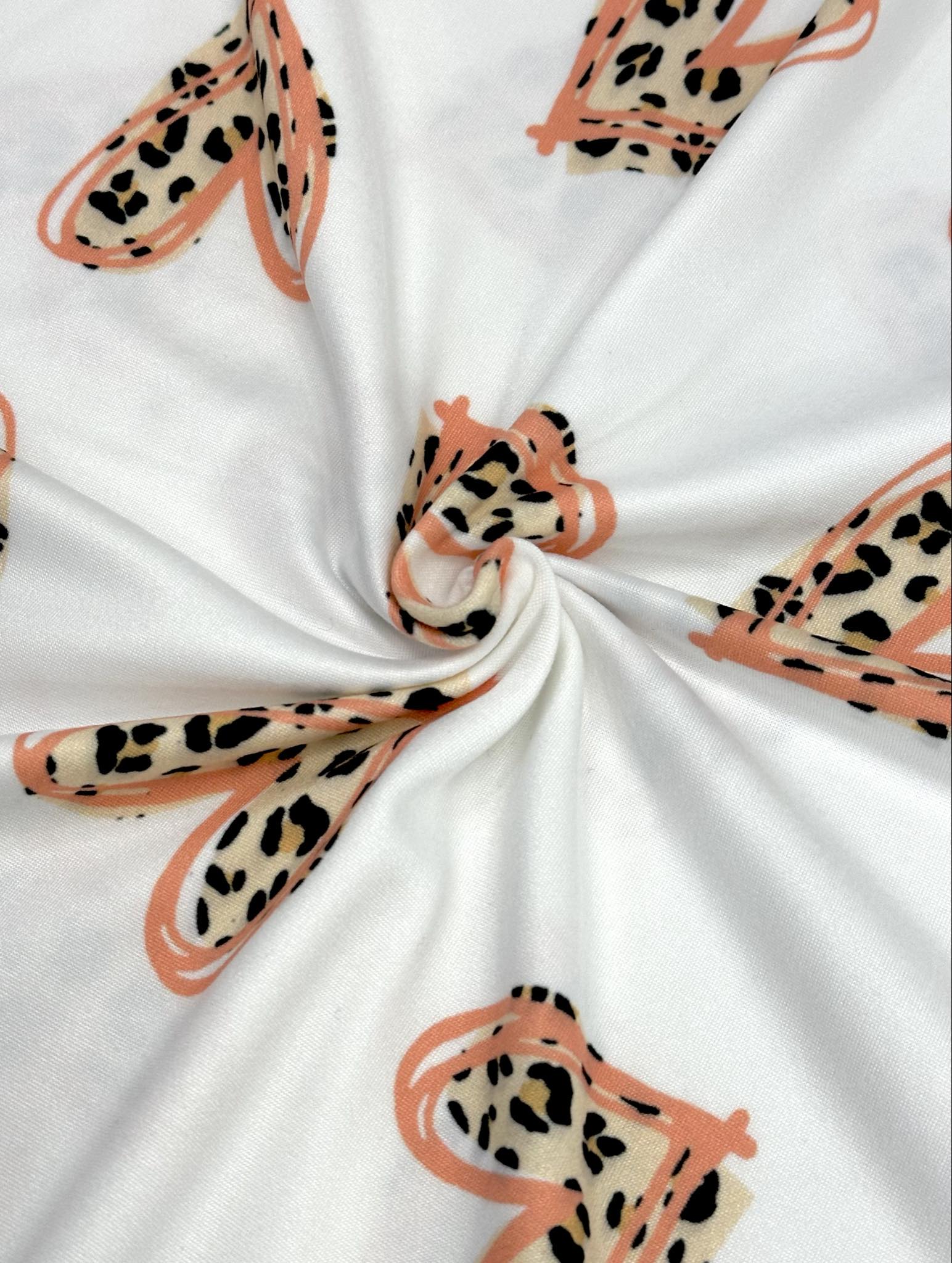 (DBP) PINK AND CHEETAH HEARTS ON OFF WHITE