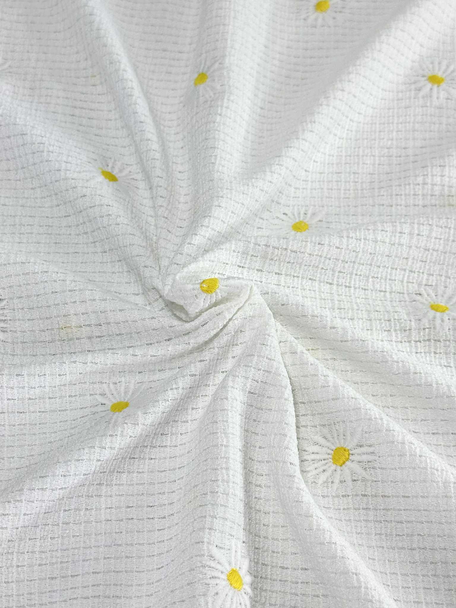 (KNIT) WHITE DAISIES ON WHITE