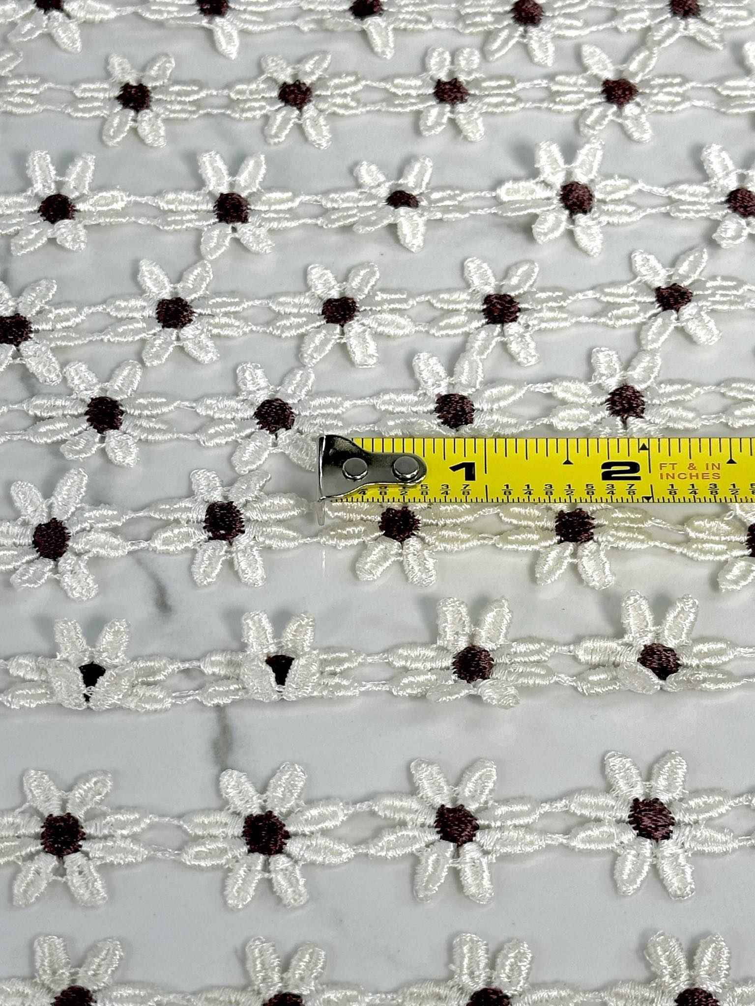 (TRIM) EMBROIDERED WHITE FLOWERS WITH BROWN