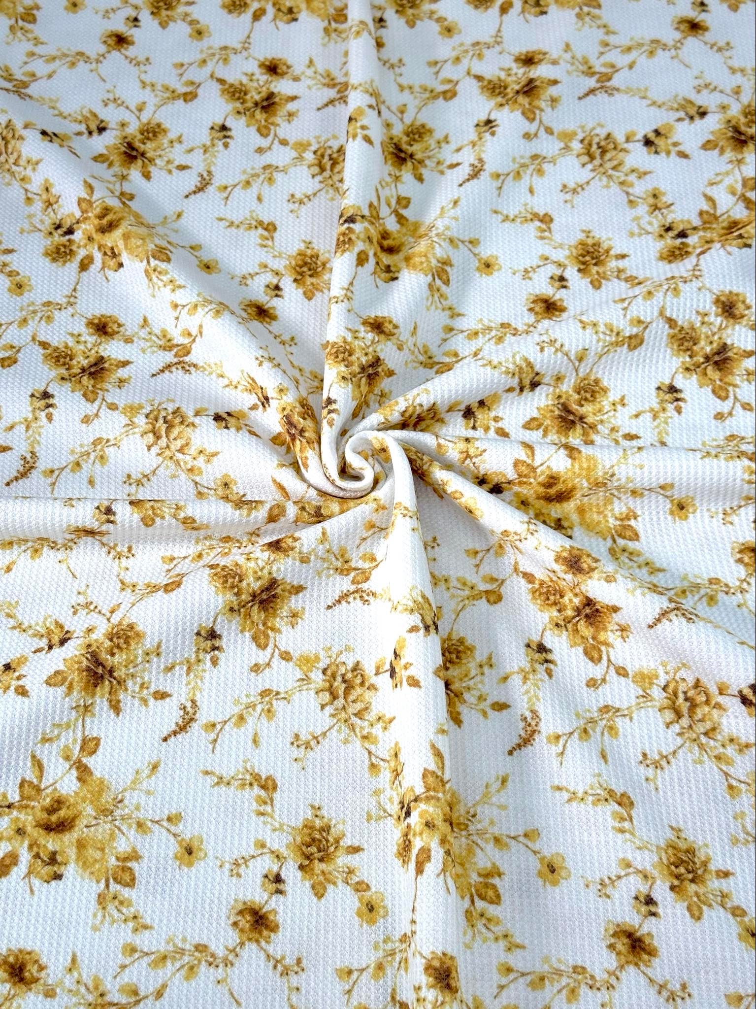 (THERMAL) VINTAGE GOLD FLOWERS ON OFF WHITE