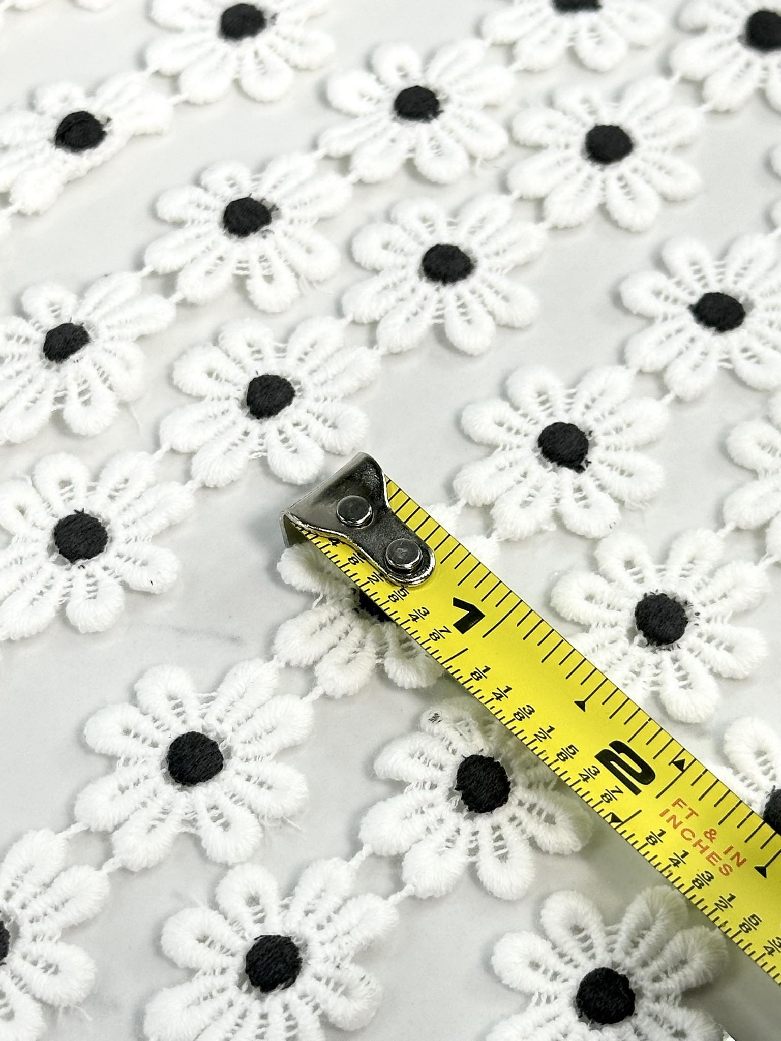 (TRIM) EMBROIDERED WHITE FLOWERS WITH CHARCOAL