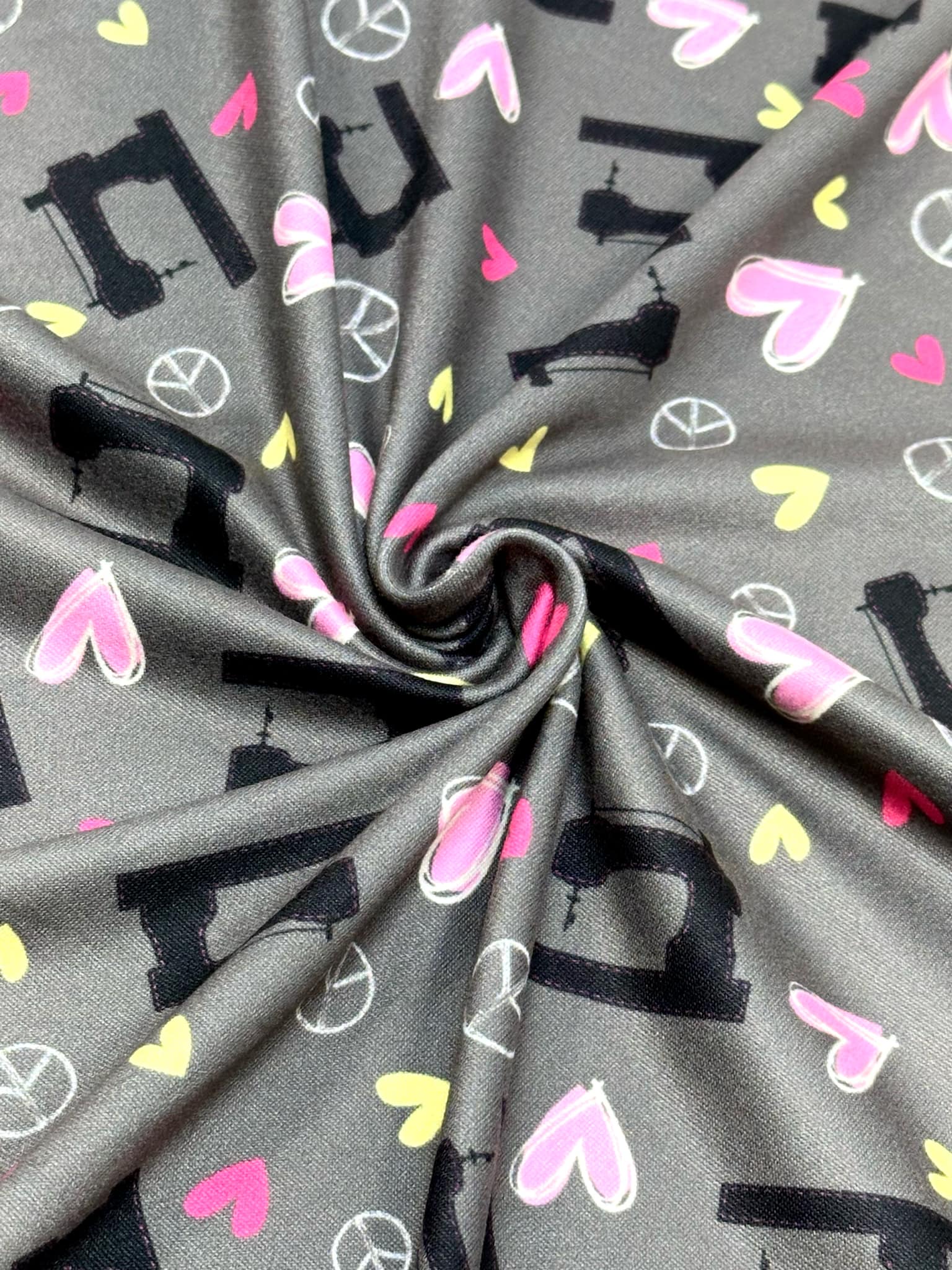 (DBP) SEWING MACHINES AND HEARTS ON DARK GRAY