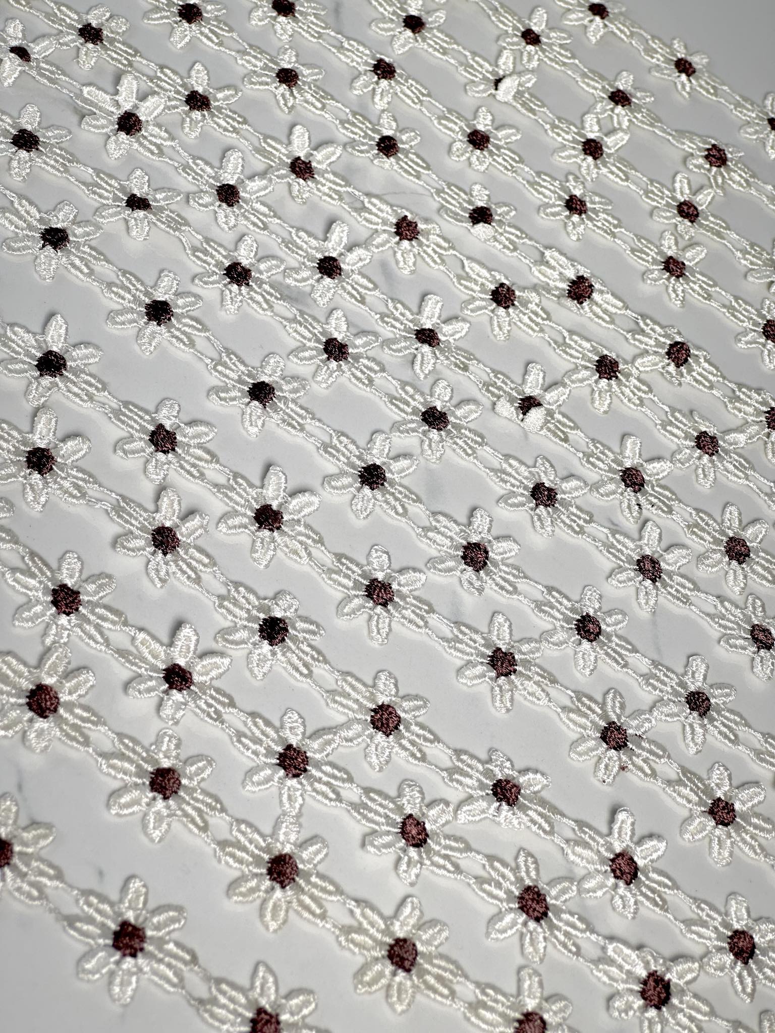 (TRIM) EMBROIDERED WHITE FLOWERS WITH BROWN
