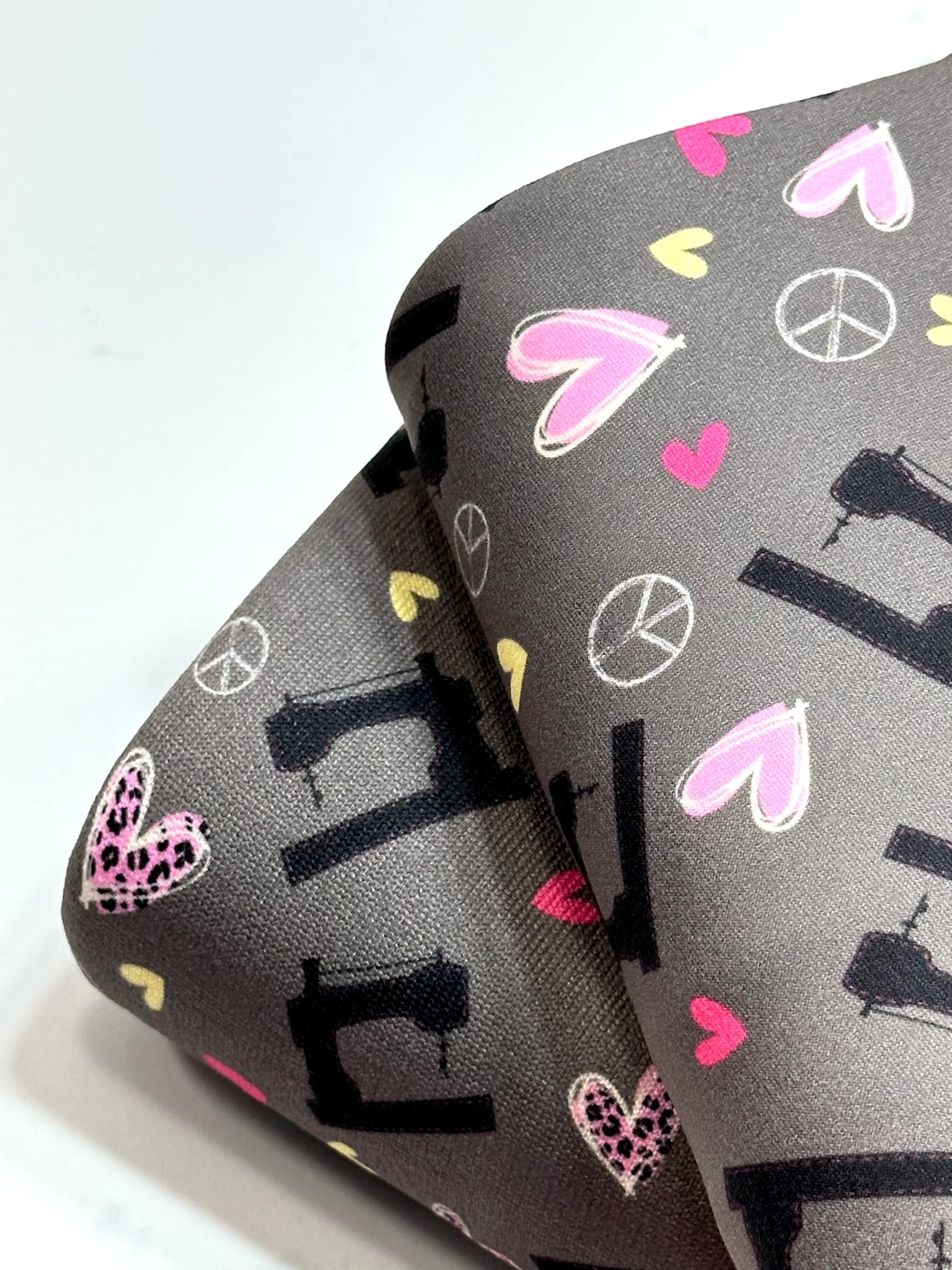 (DBP) SEWING MACHINES AND HEARTS ON DARK GRAY