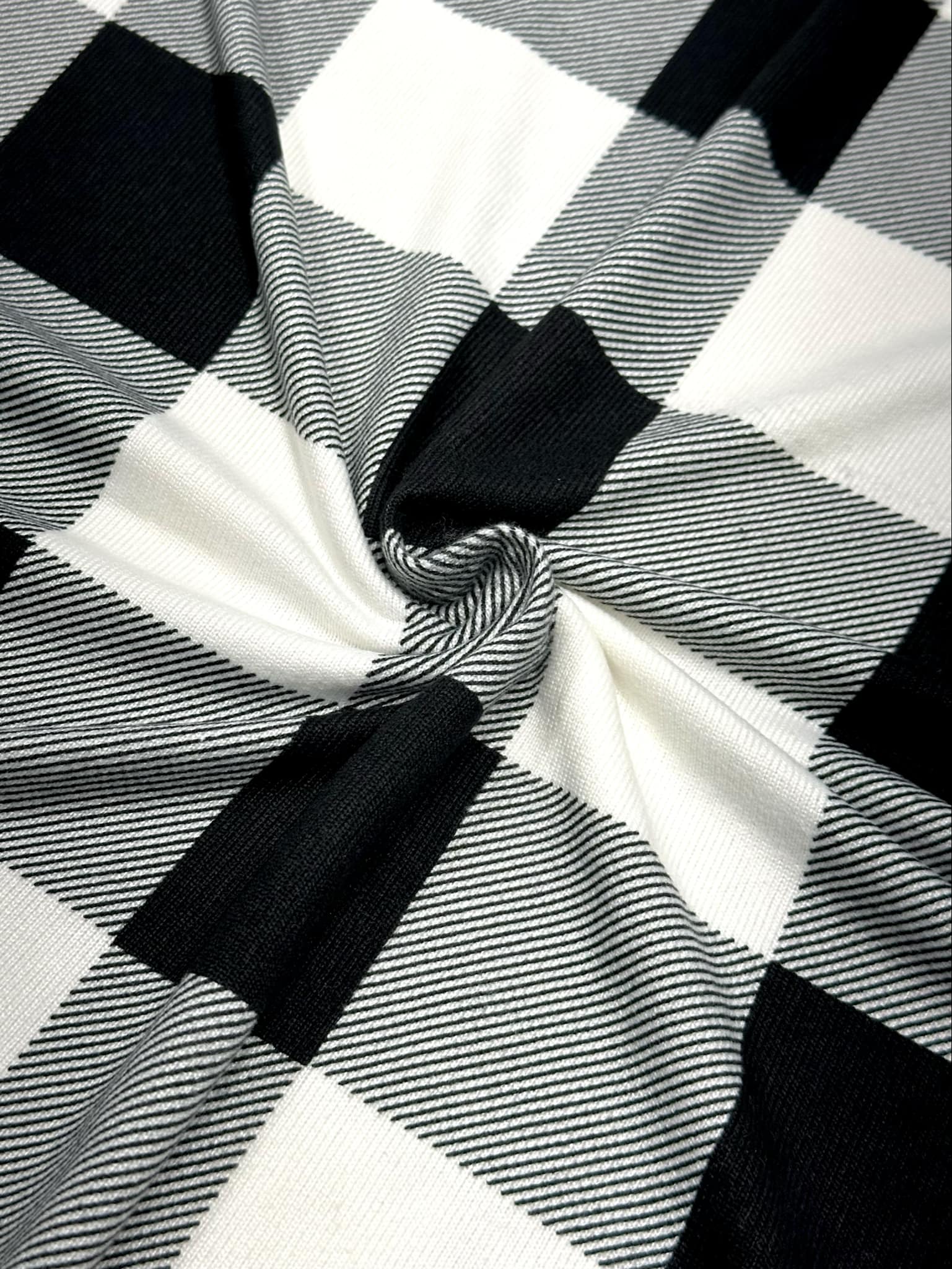(SWEATER KNIT/ OAKLEY) BLACK AND OFF WHITE PLAID