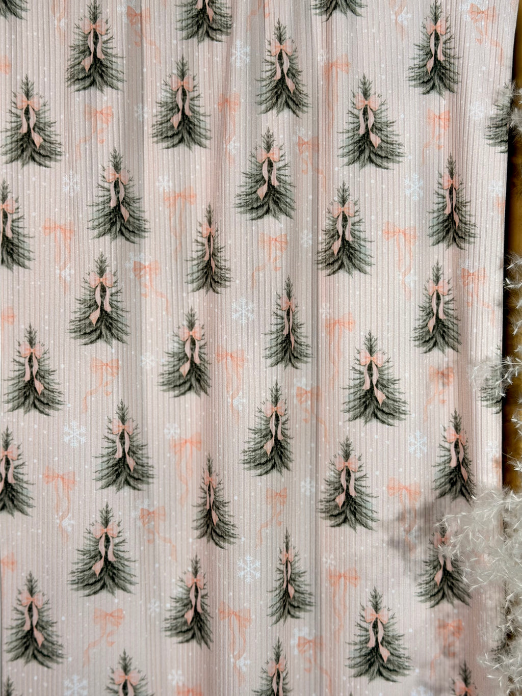 (4x2 YUMMY RIB) PINE TREES WITH BOWS ON LIGHT BLUSH