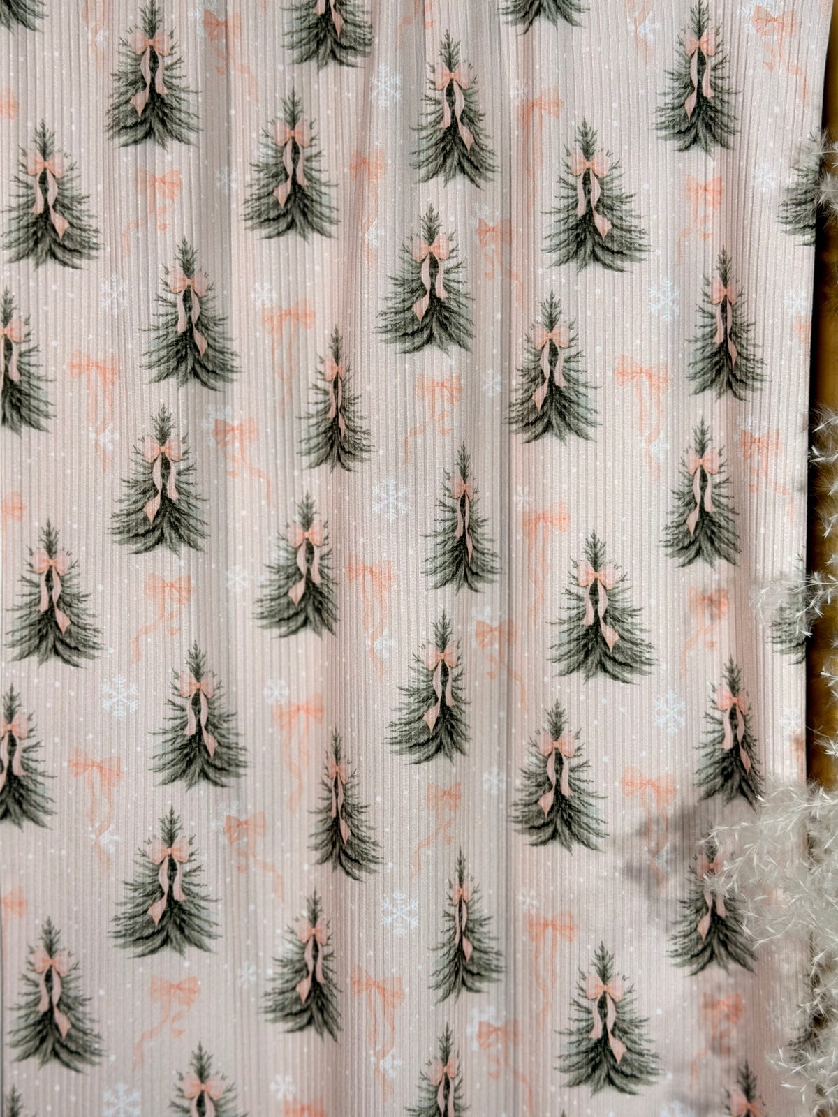 (4x2 YUMMY RIB) PINE TREES WITH BOWS ON LIGHT BLUSH
