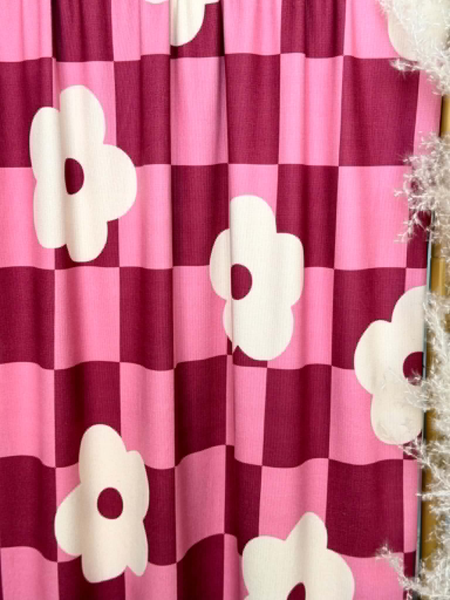 (SWEATER KINT/OAKLEY) IVORY FLOWERS ON PINK AND BURGUNDY LARGE CHECKERED