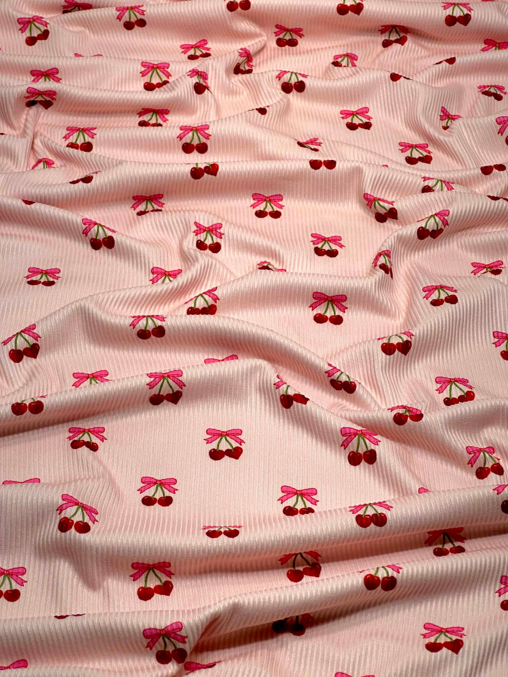 (2X2 BRUSHED RIB) CHERRY HEART WITH BOWS ON BLUSH