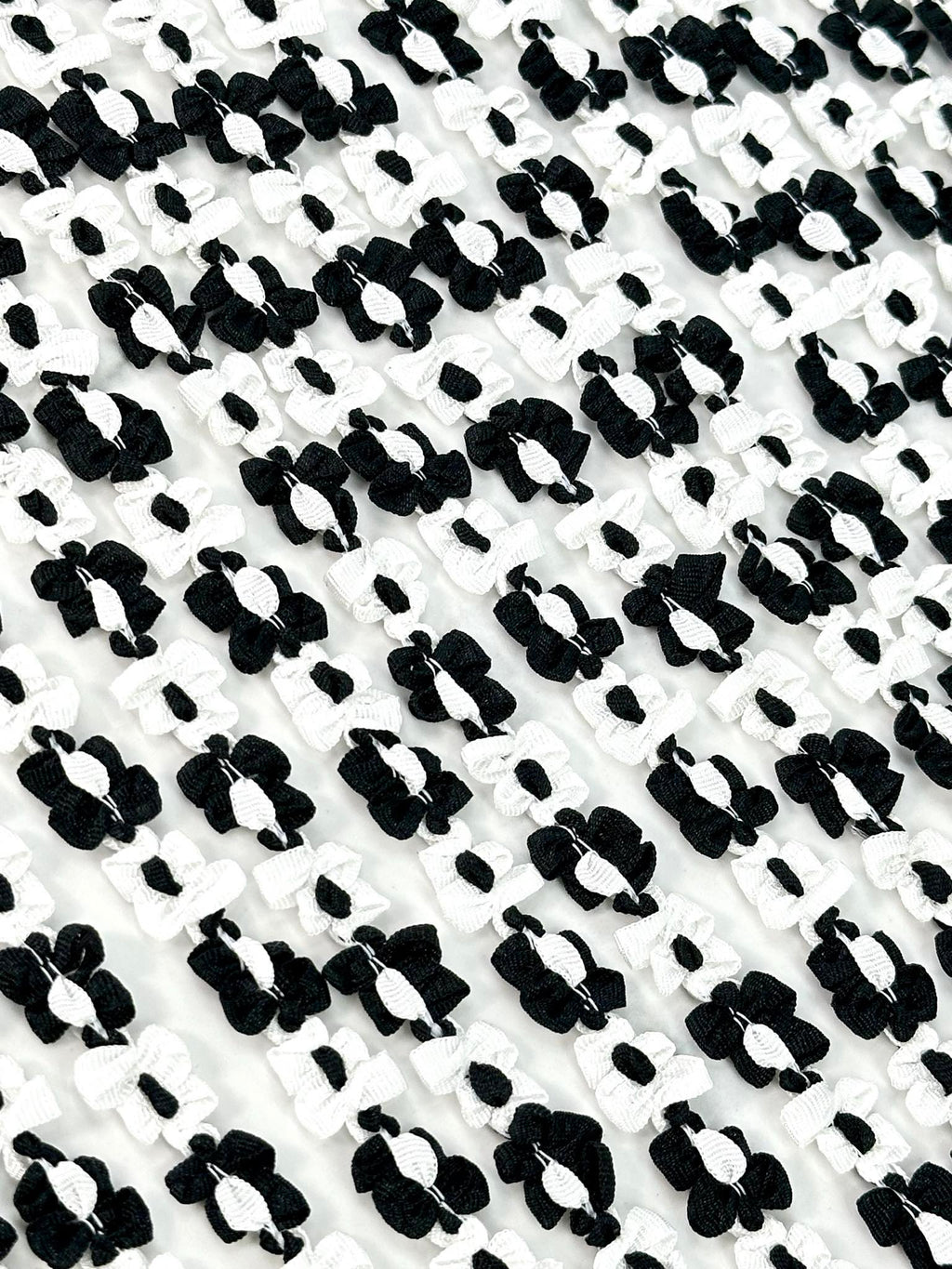 (TRIM) BLACK AND WHITE FLOWERS
