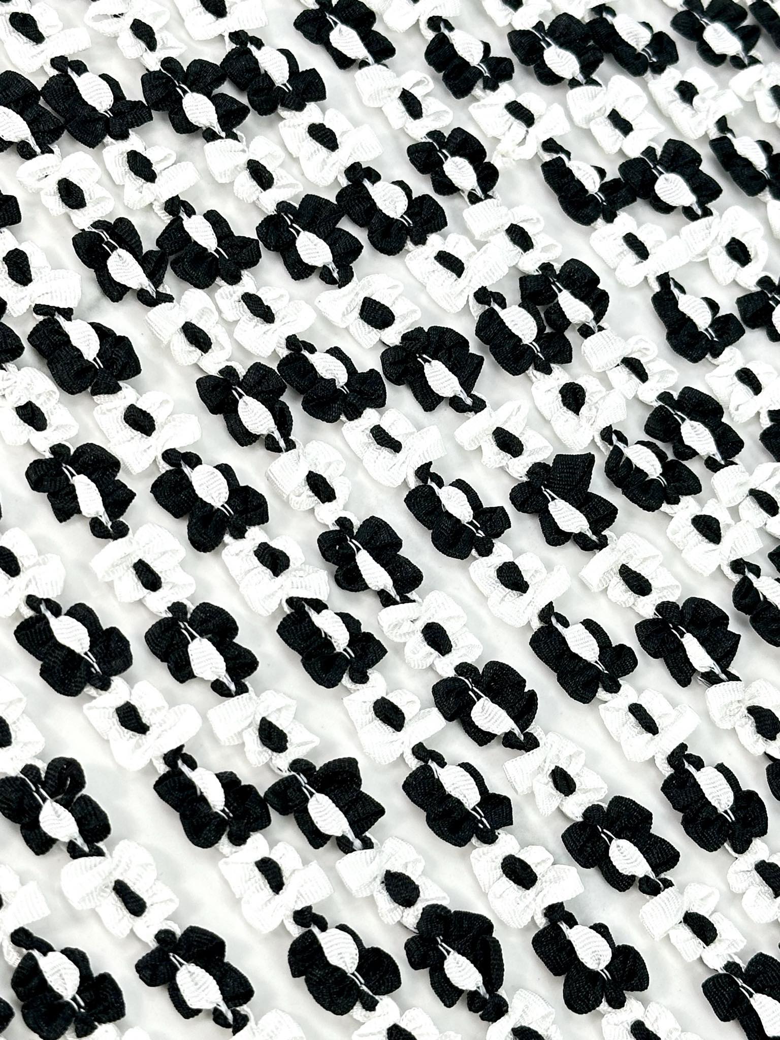 (TRIM) BLACK AND WHITE FLOWERS