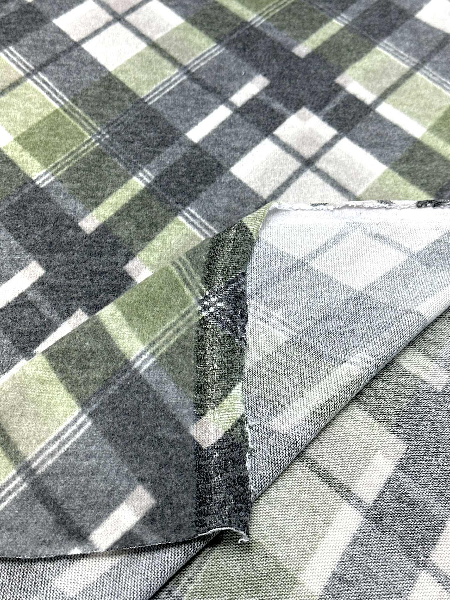 (BRUSHED SWEATER KNIT) OLIVE DIAGONAL PLAID