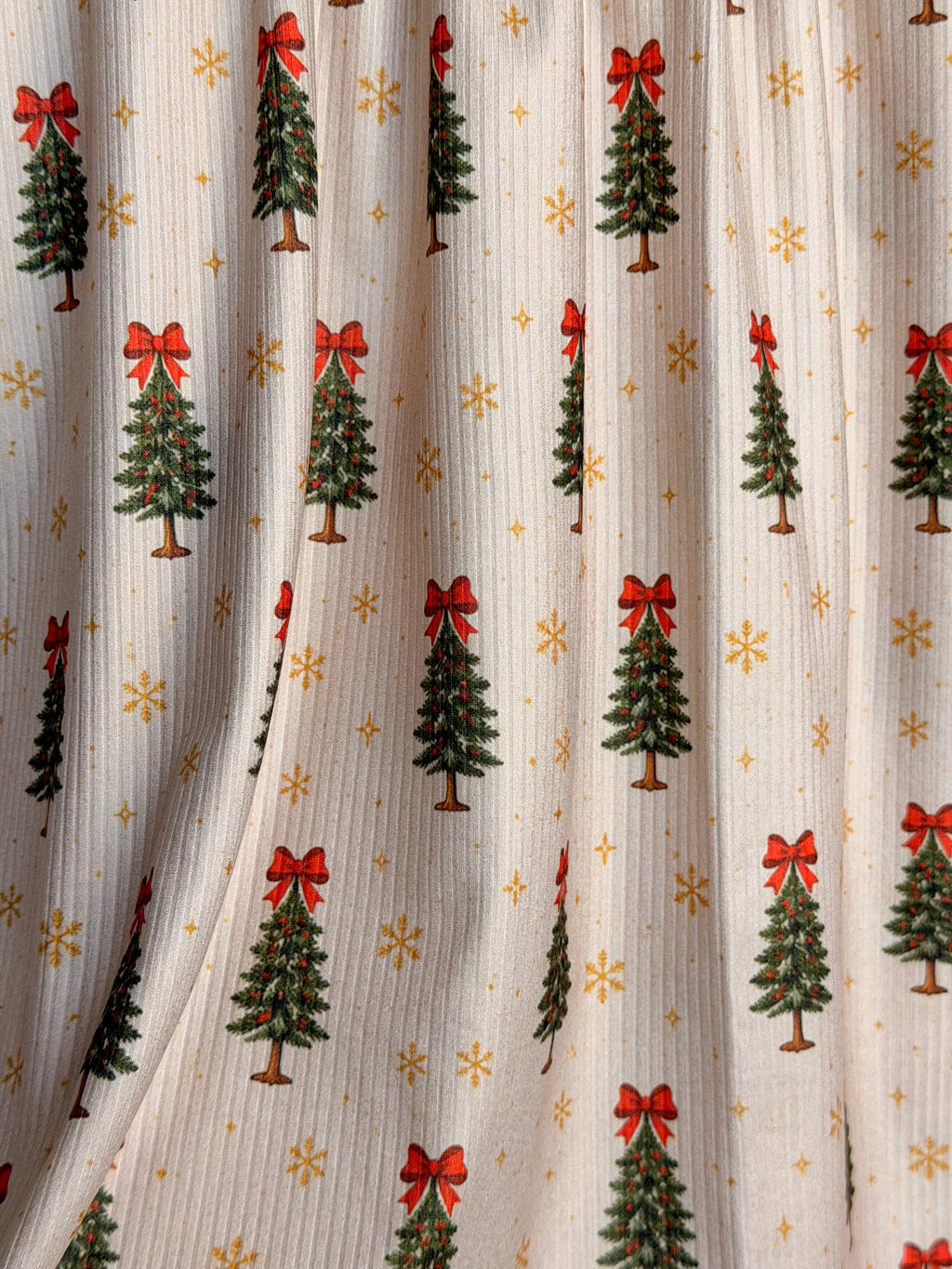 (4X2 RIB) CHRISTMAS TREE RED BOWS ON SHIMMER OFF WHITE
