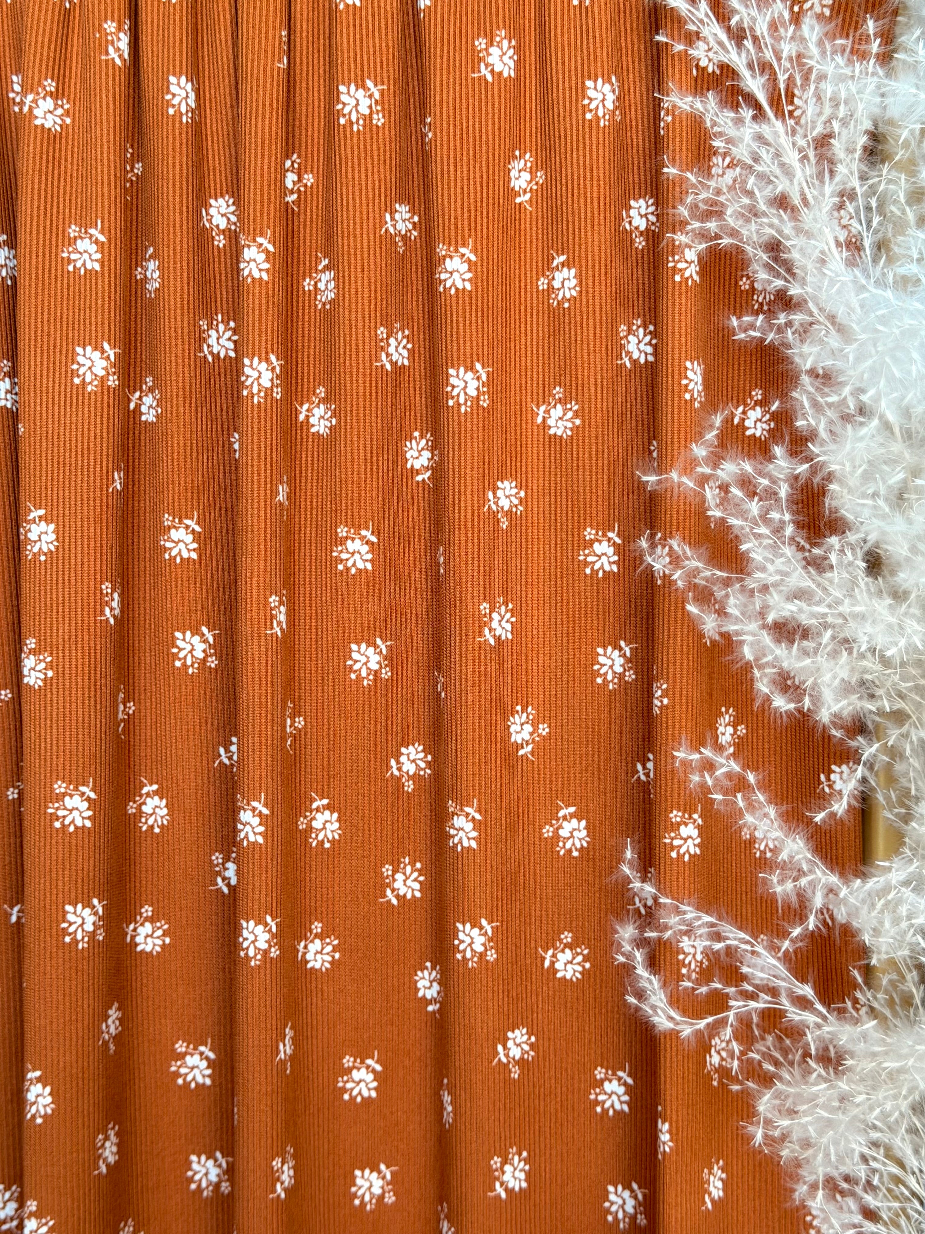 (2x1 YUMMY RIB) OFF WHITE TINY FLOWERS 0N RUST