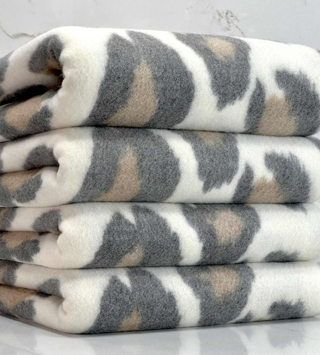 (BRUSHED SWEATER KNIT) LEOPARD ON OFF WHITE (1)