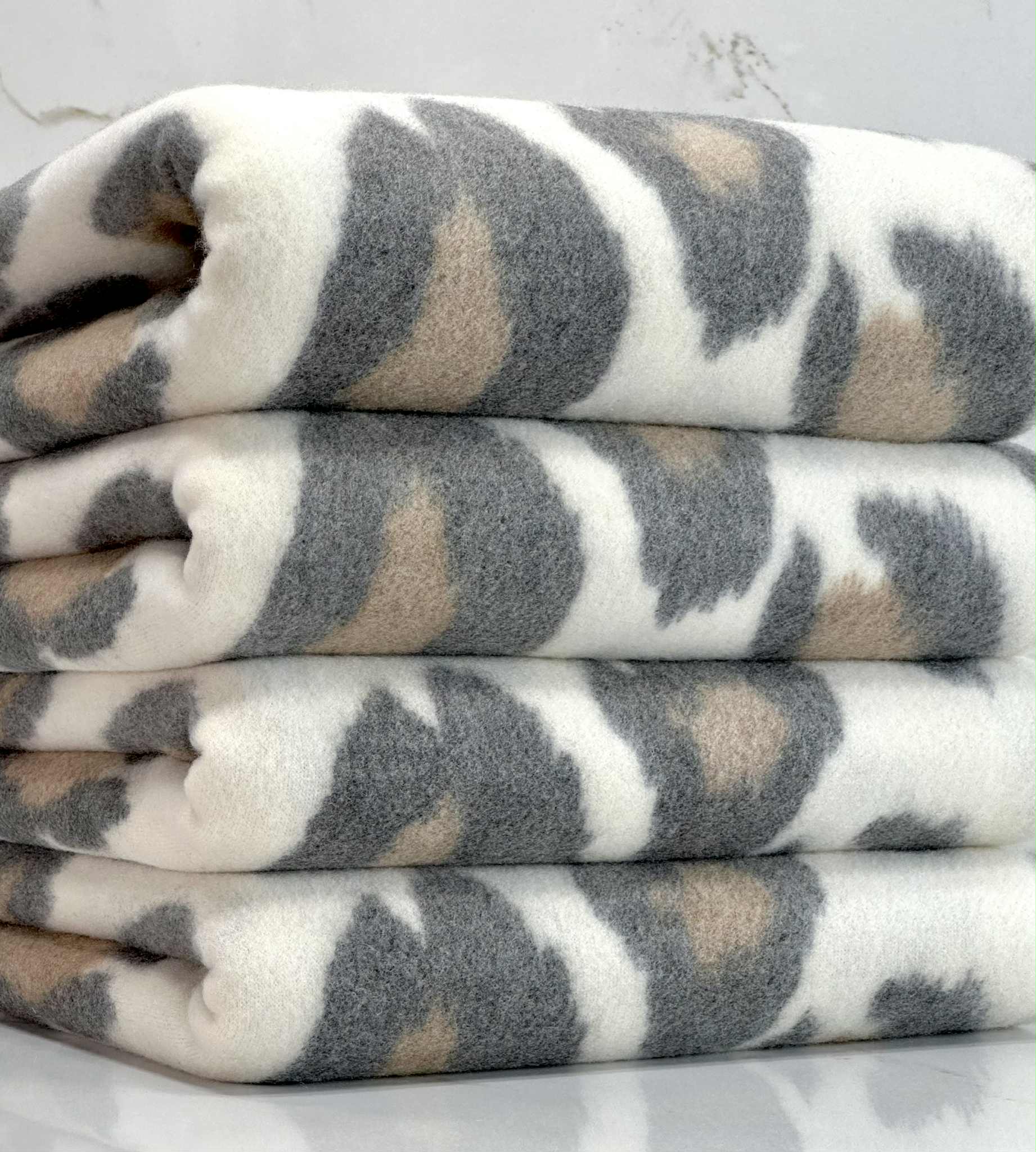 (BRUSHED SWEATER KNIT) LEOPARD ON OFF WHITE (1)