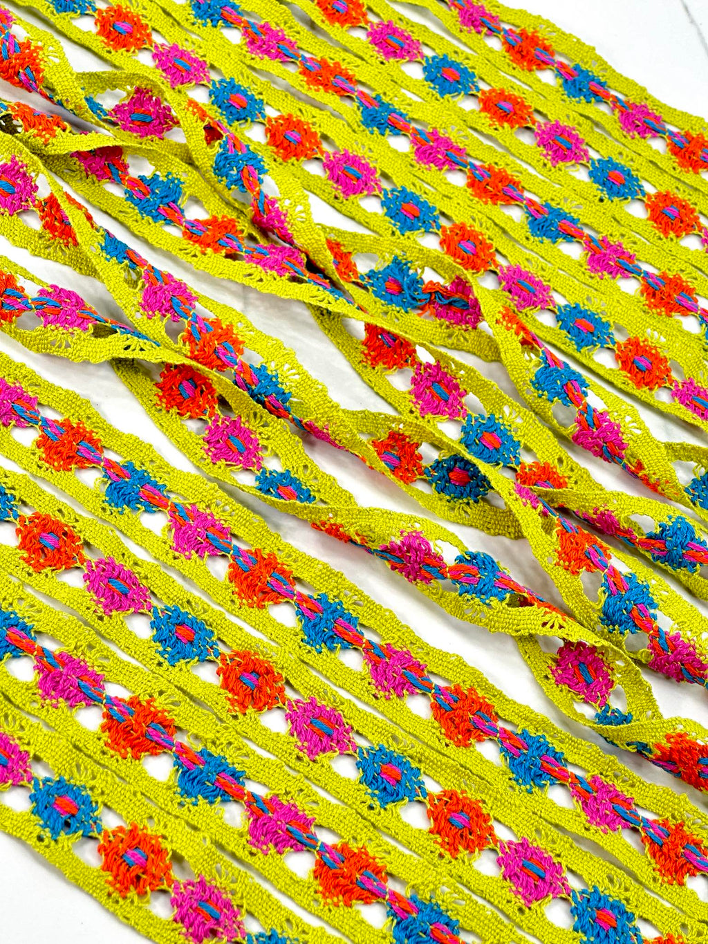(TRIM) CROCHET COLORFUL FLORAL ON VINTAGE GREEN