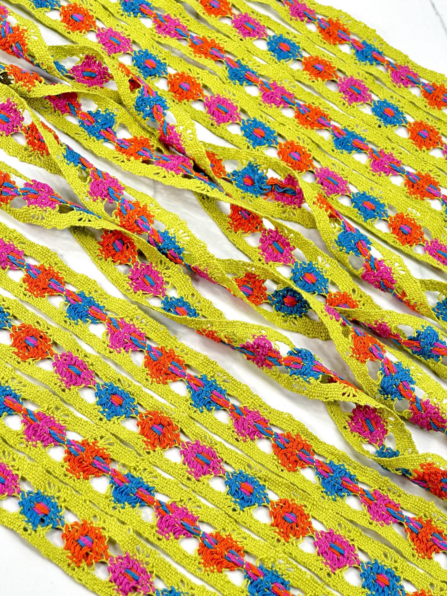 (TRIM) CROCHET COLORFUL FLORAL ON VINTAGE GREEN