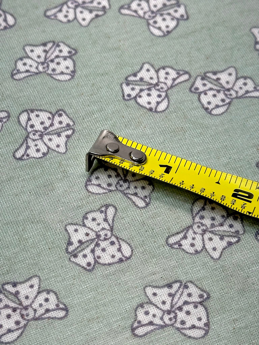 (KNIT) OFF WHITE POLKA DOT BOWS ON LIGHT SAGE