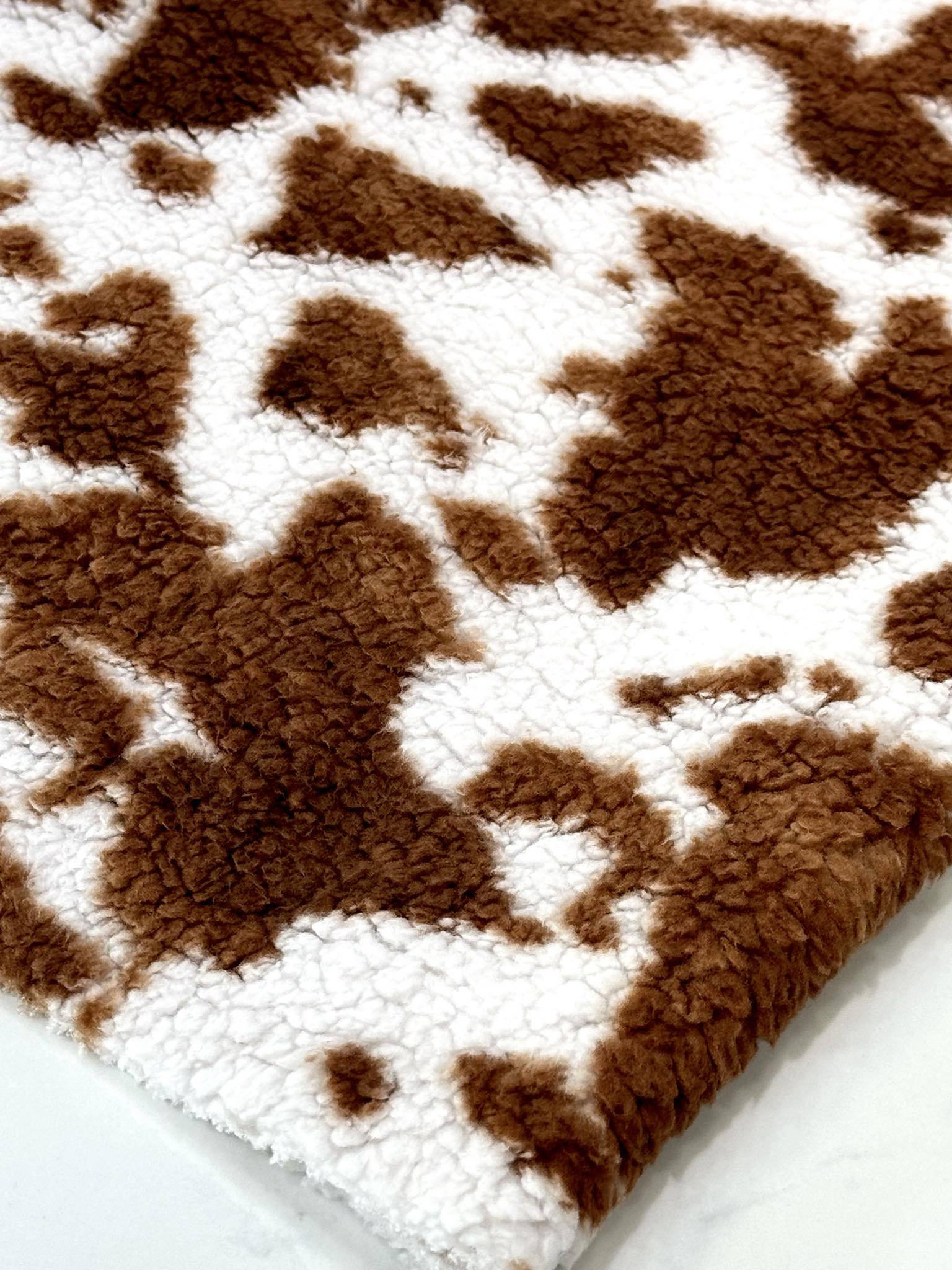(SHERPA) BROWN COW PRINT ON OFF WHITE