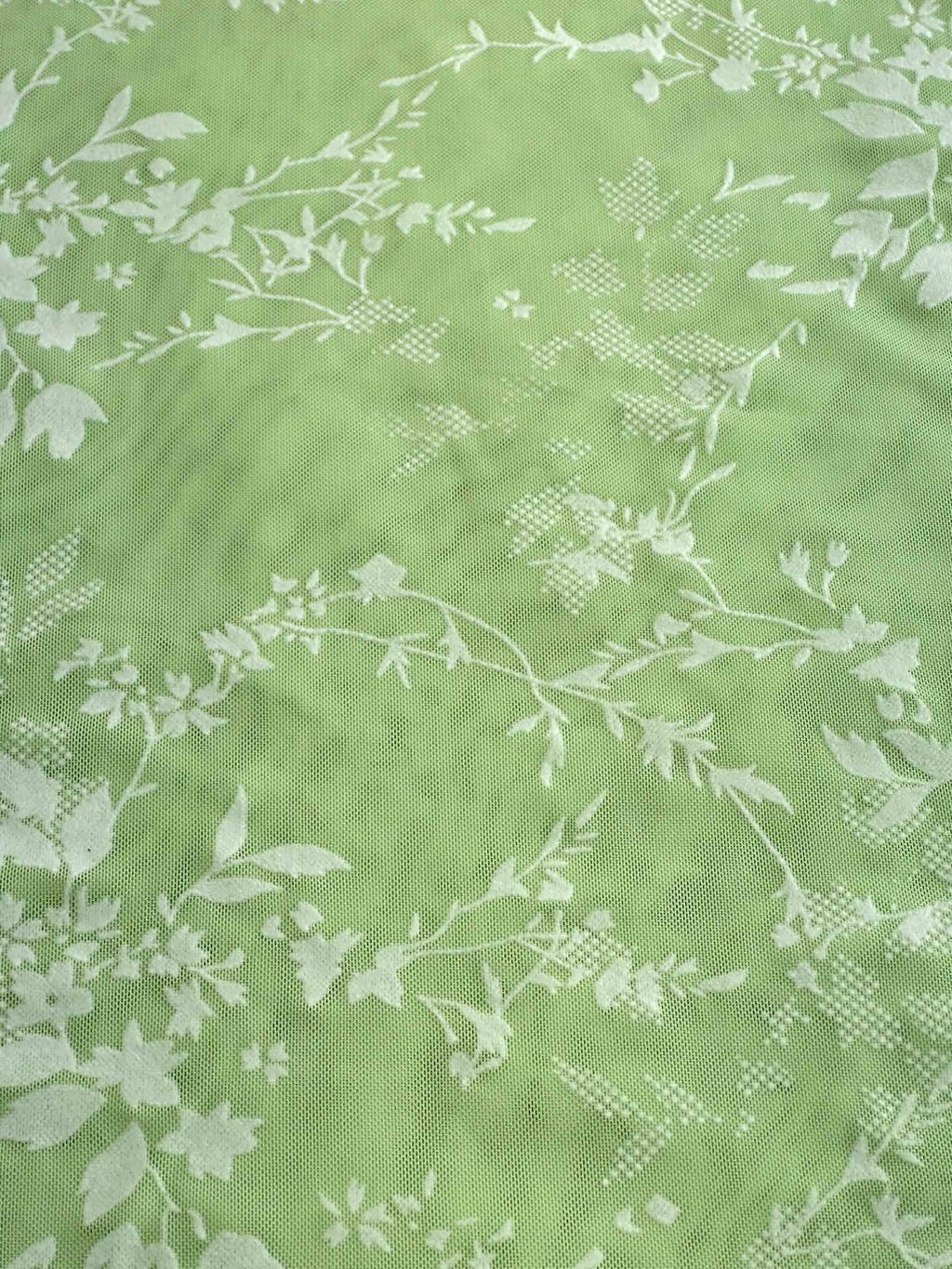 (MESH) WHITE FLORAL ON LIGHT GREEN