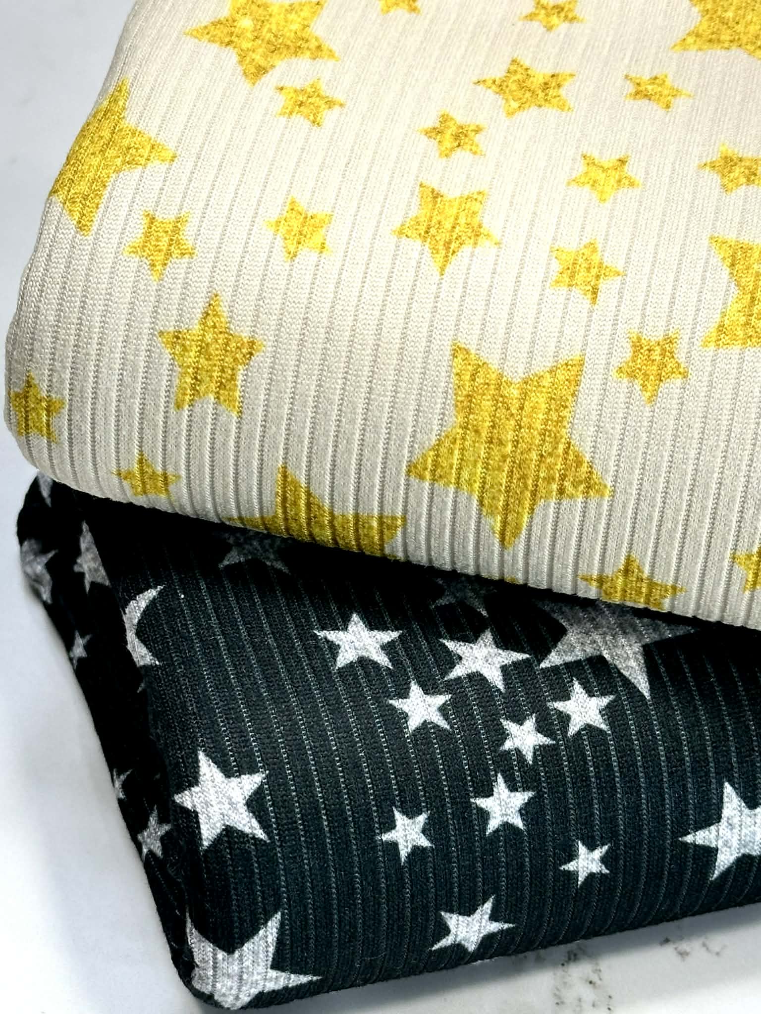 (4X2 YUMMY RIB) GOLD SHIMMER STARS ON CREAM