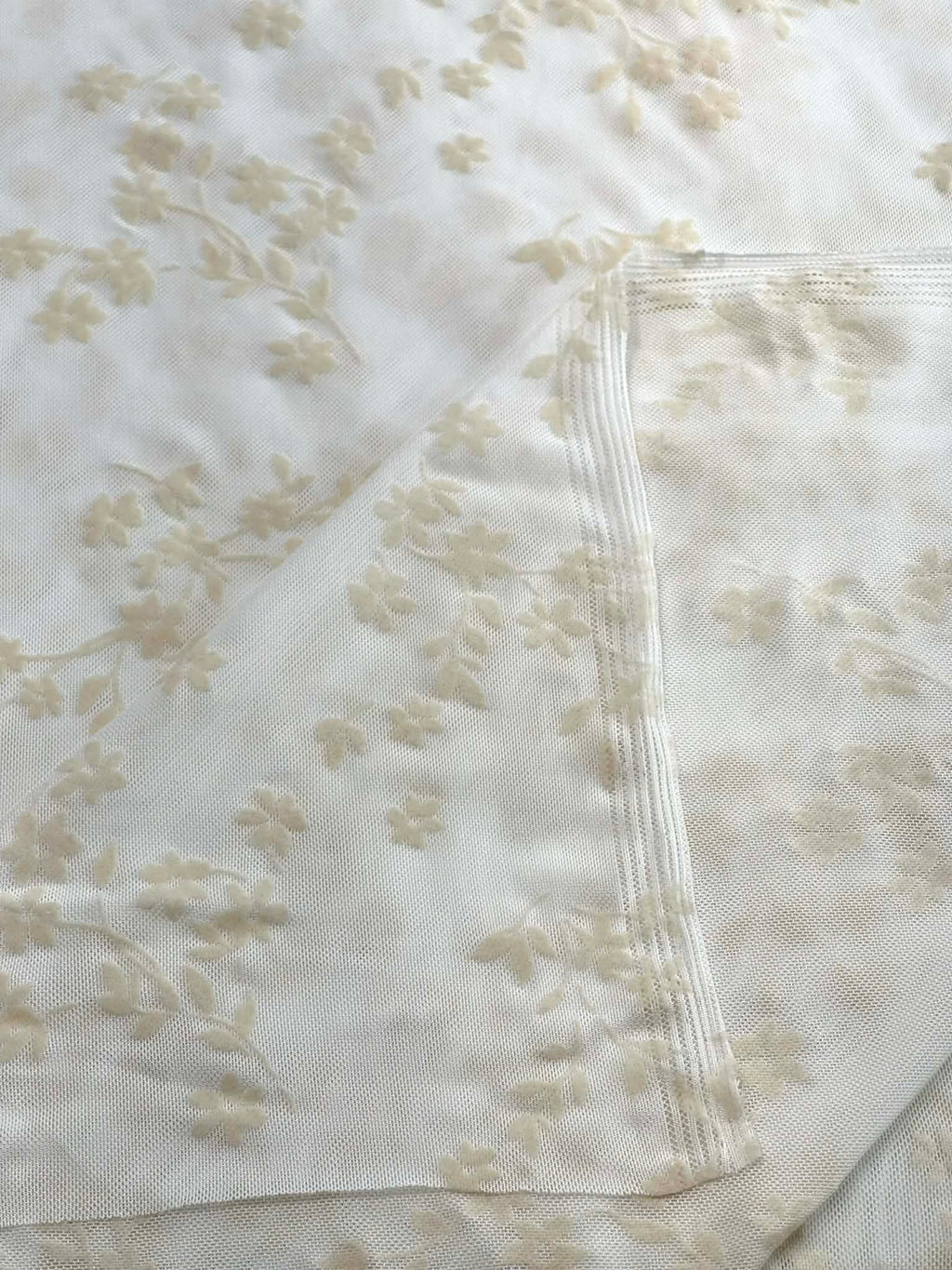 (MESH) CREAM FLOWERS ON OFF WHITE
