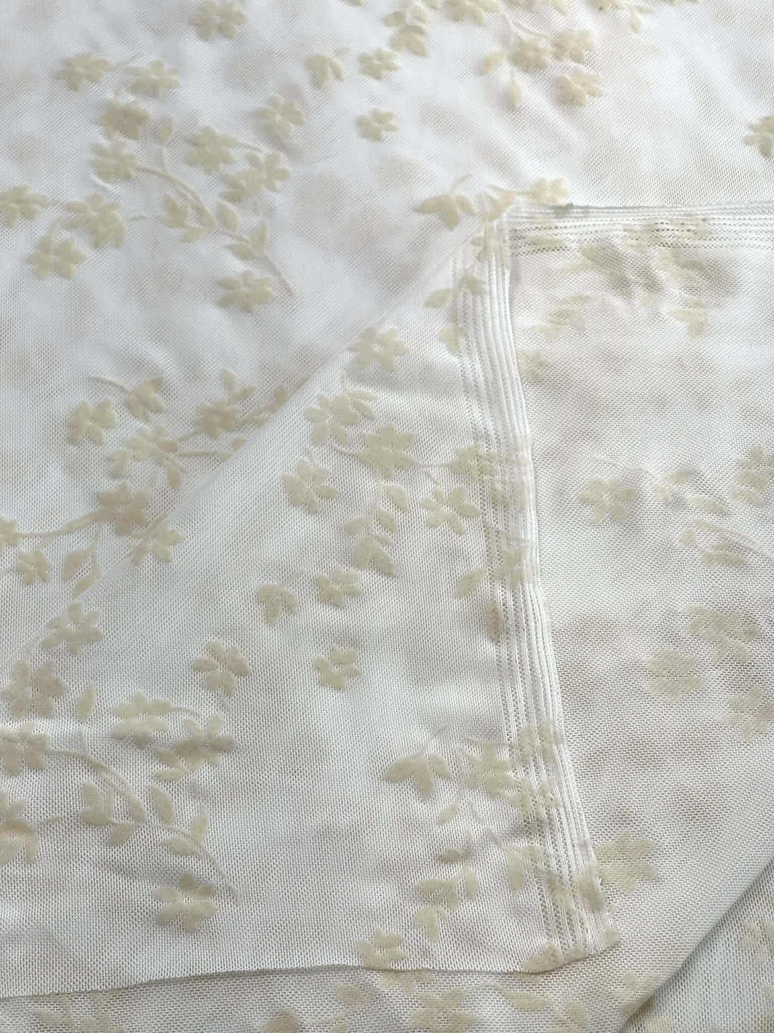 (MESH) CREAM FLOWERS ON OFF WHITE