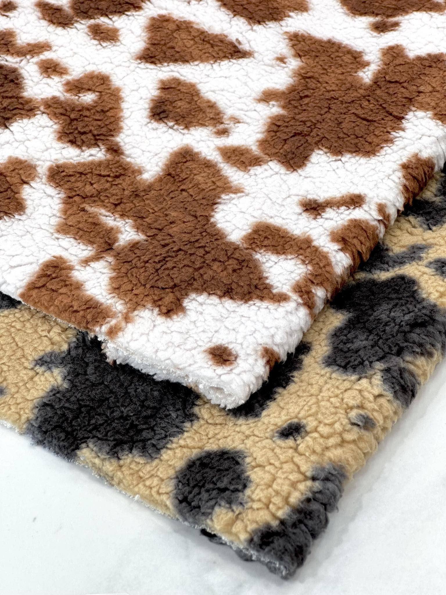 (SHERPA) BROWN COW PRINT ON OFF WHITE