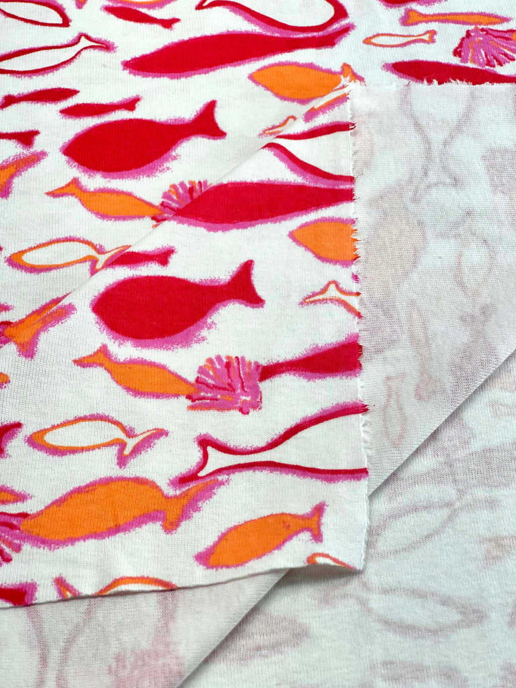 (COTTON BABY RIB) PINK, ORANGE AND RED FISH ON OFF WHITE