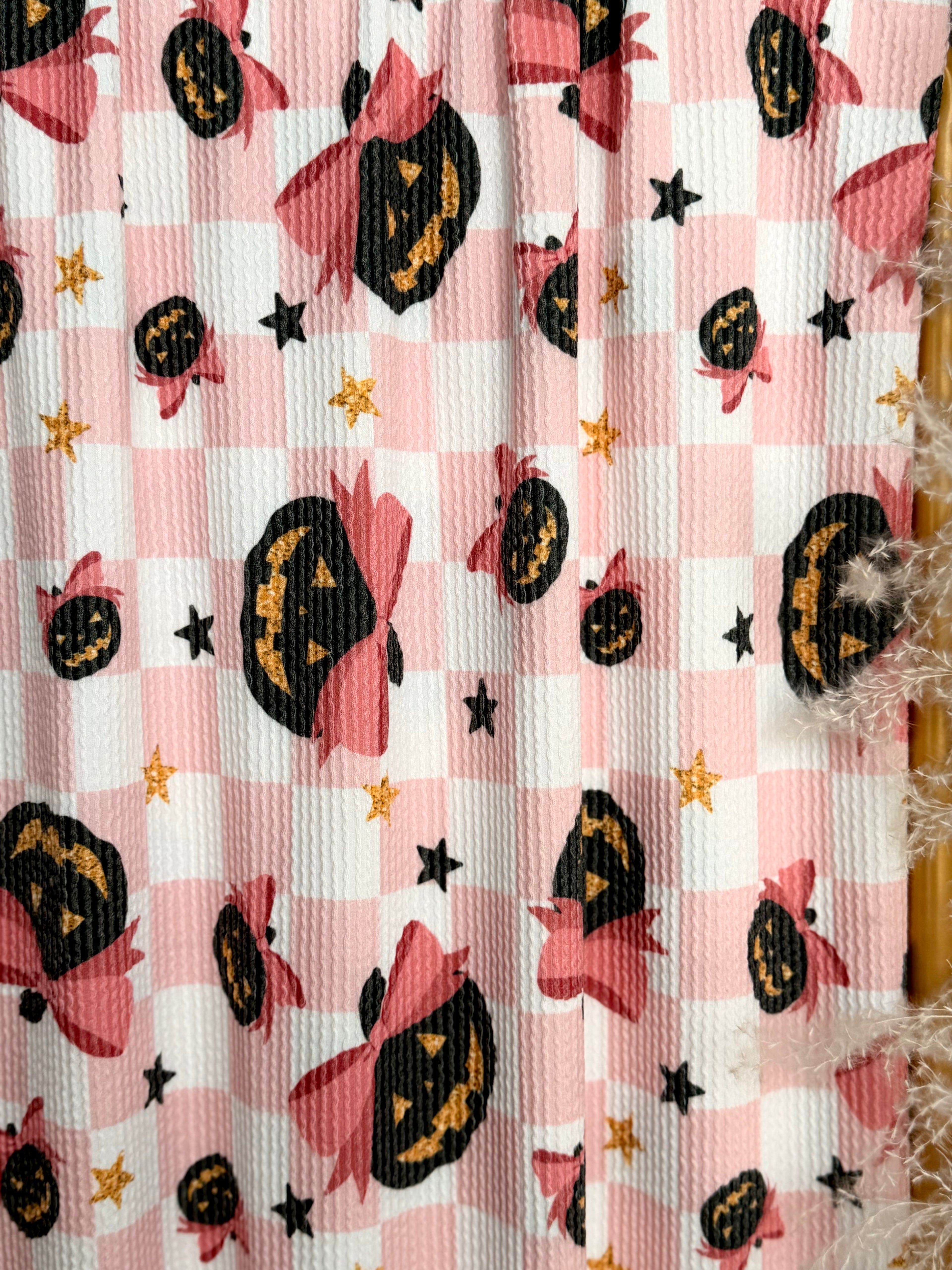 (URBAN RIB) BLACK PUMPKINS WITH BOWS AND STARS ON LIGHT PINK CHECKERED