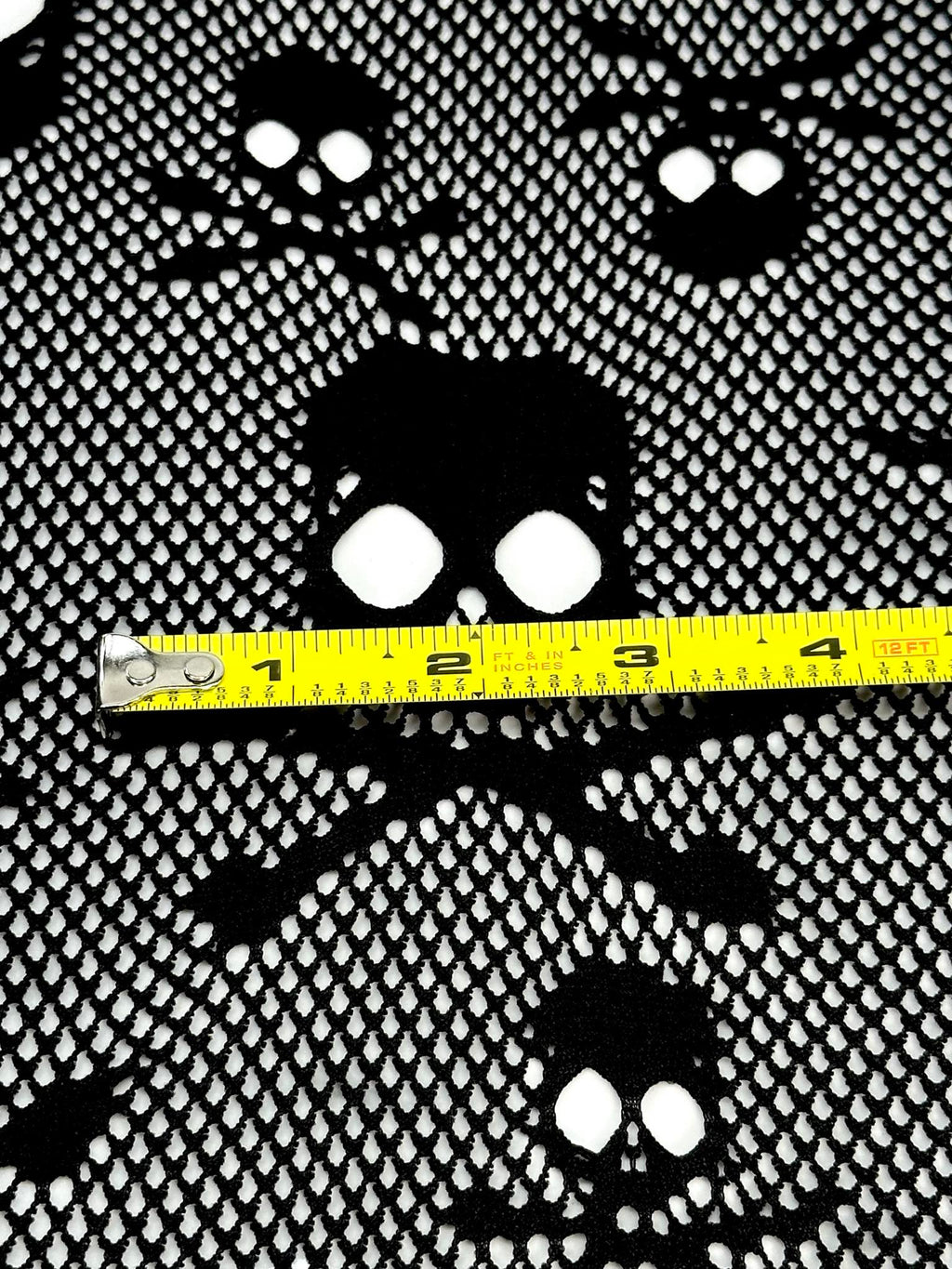 (JERSEY) SMALL AND MEDIUM BLACK SKULLS ON BLACK