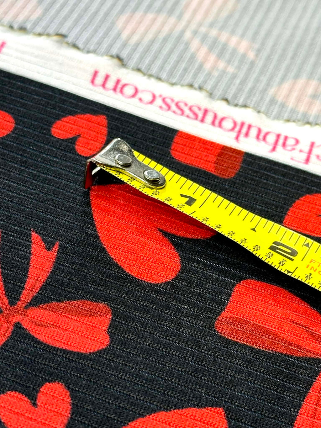 (4X2 YUMMY RIB) RED HEARTS AND BOWS ON BLACK (3)