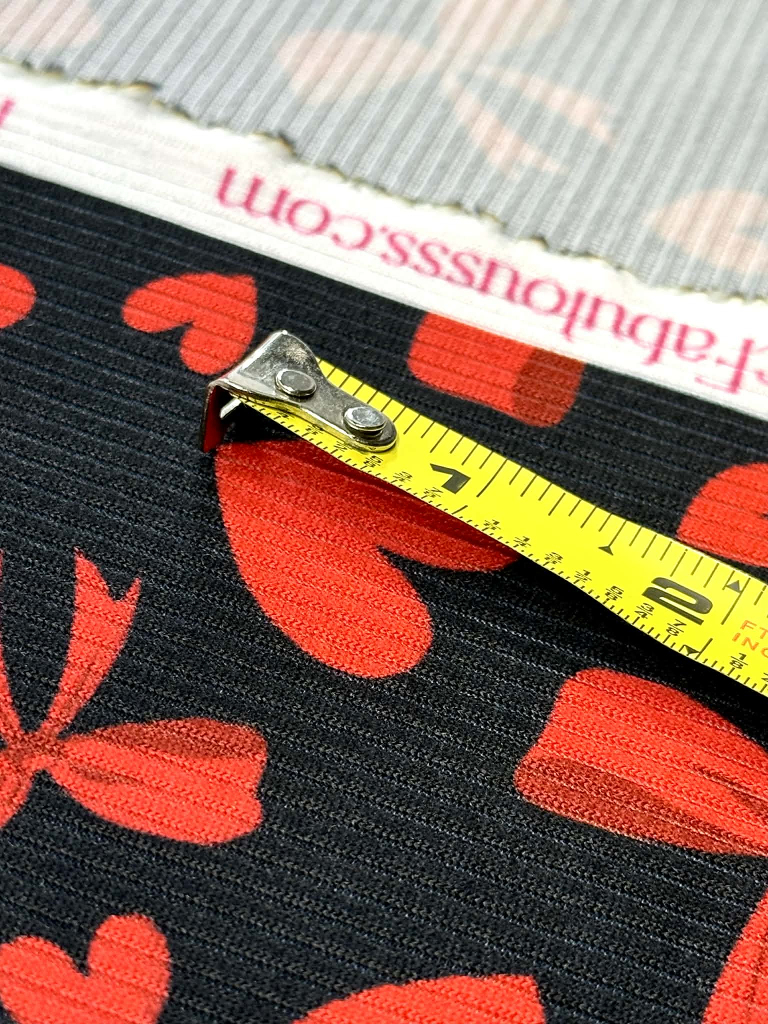 (4X2 YUMMY RIB) RED HEARTS AND BOWS ON BLACK