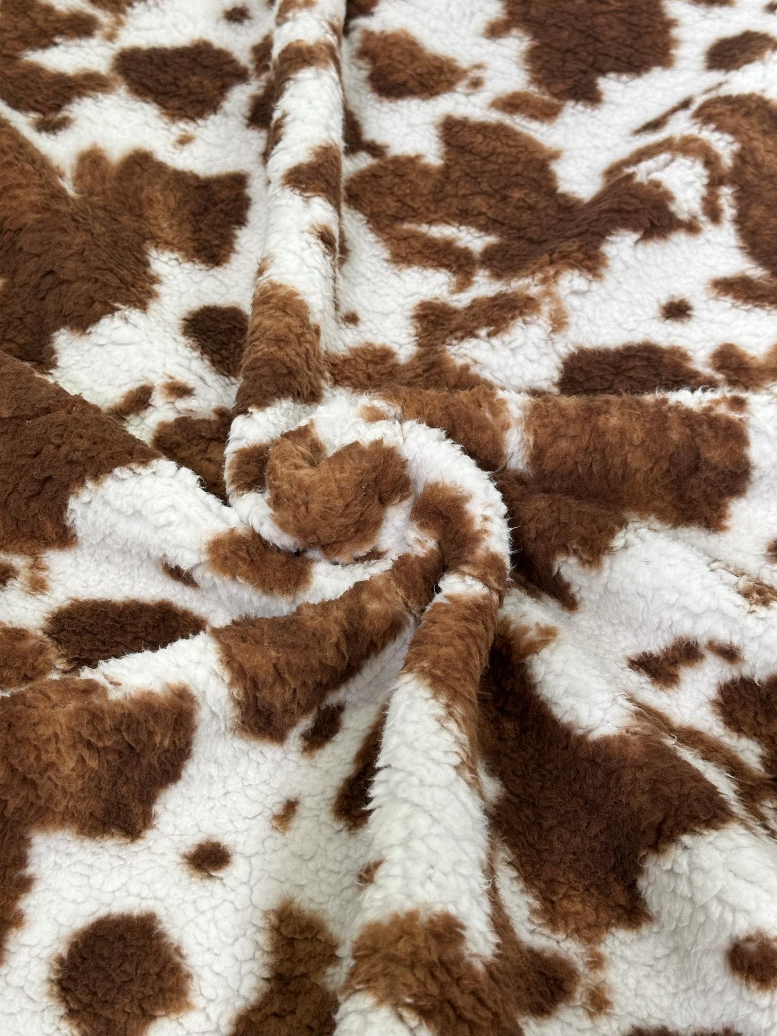 (SHERPA) BROWN COW PRINT ON OFF WHITE