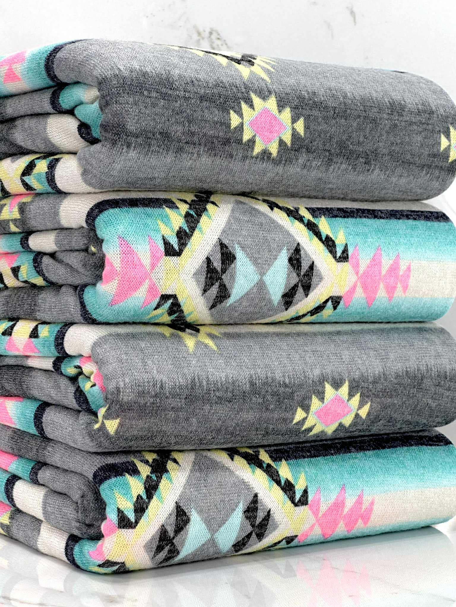 (SWEATER KNIT) DIAMOND PATTERN ON GRAY