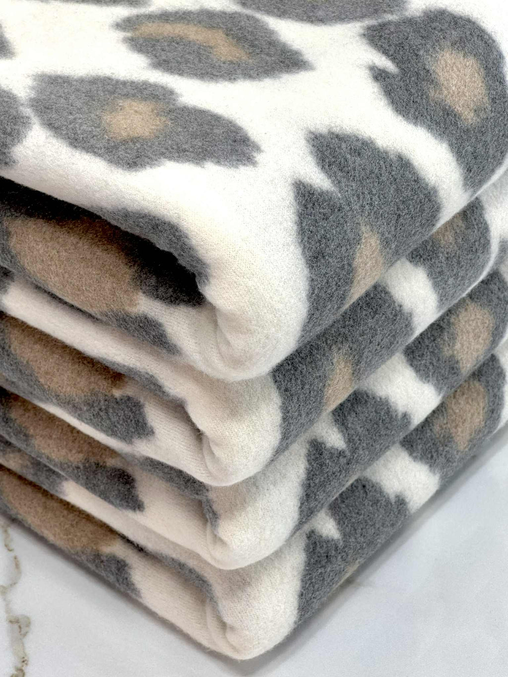 (BRUSHED SWEATER KNIT) LEOPARD ON OFF WHITE (1)