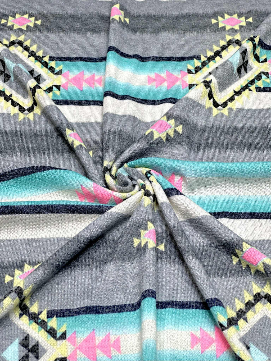 (SWEATER KNIT) DIAMOND PATTERN ON GRAY