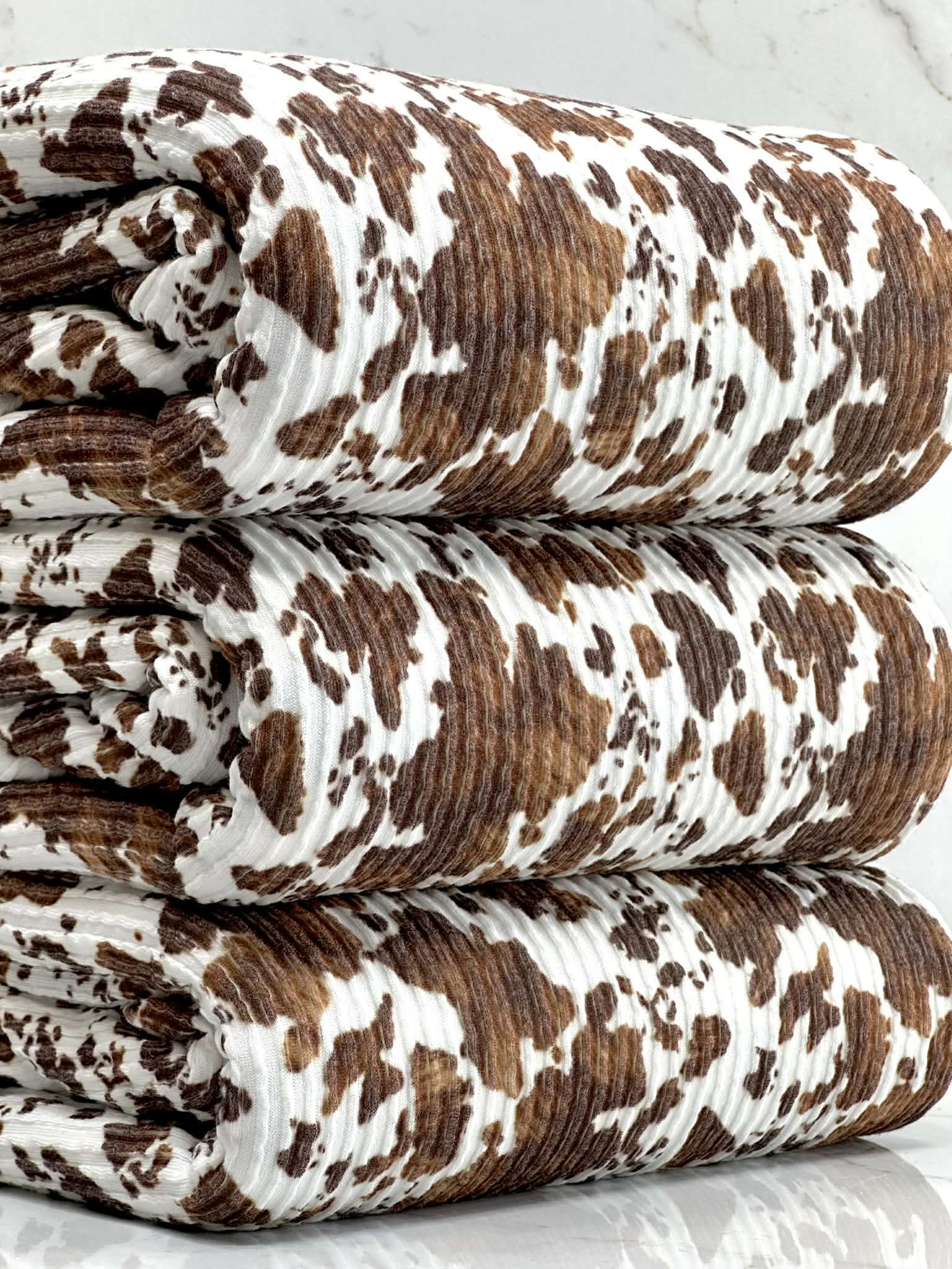 (URBAN RIB) SMALL BROWN COW FUR PRINT ON OFF WHITE