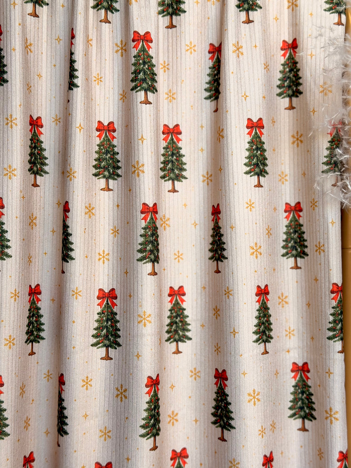 (4X2 RIB) CHRISTMAS TREE RED BOWS ON SHIMMER OFF WHITE