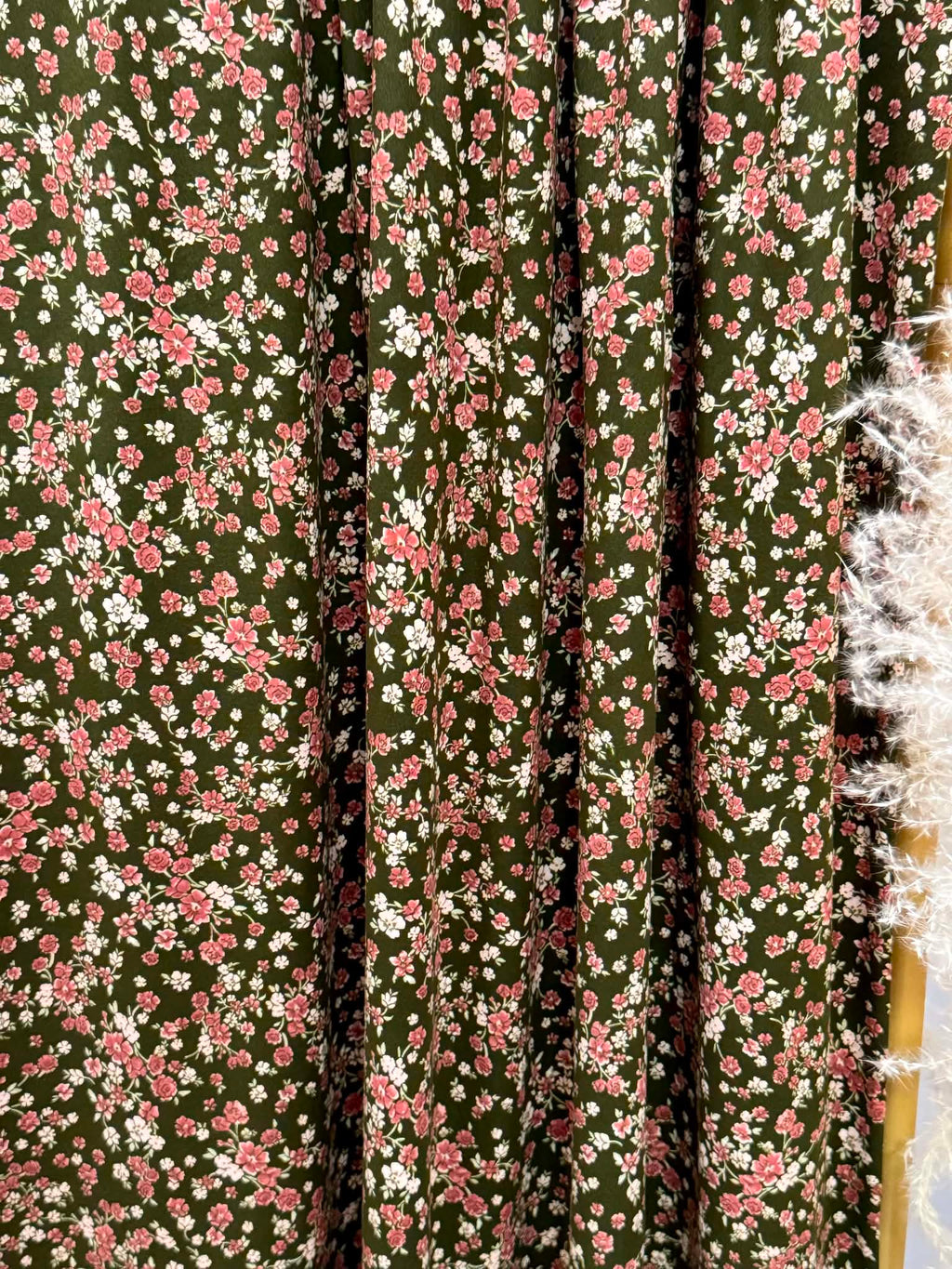 (DBP) RED AND BLUSH FLOWERS ON VINTAGE GREEN
