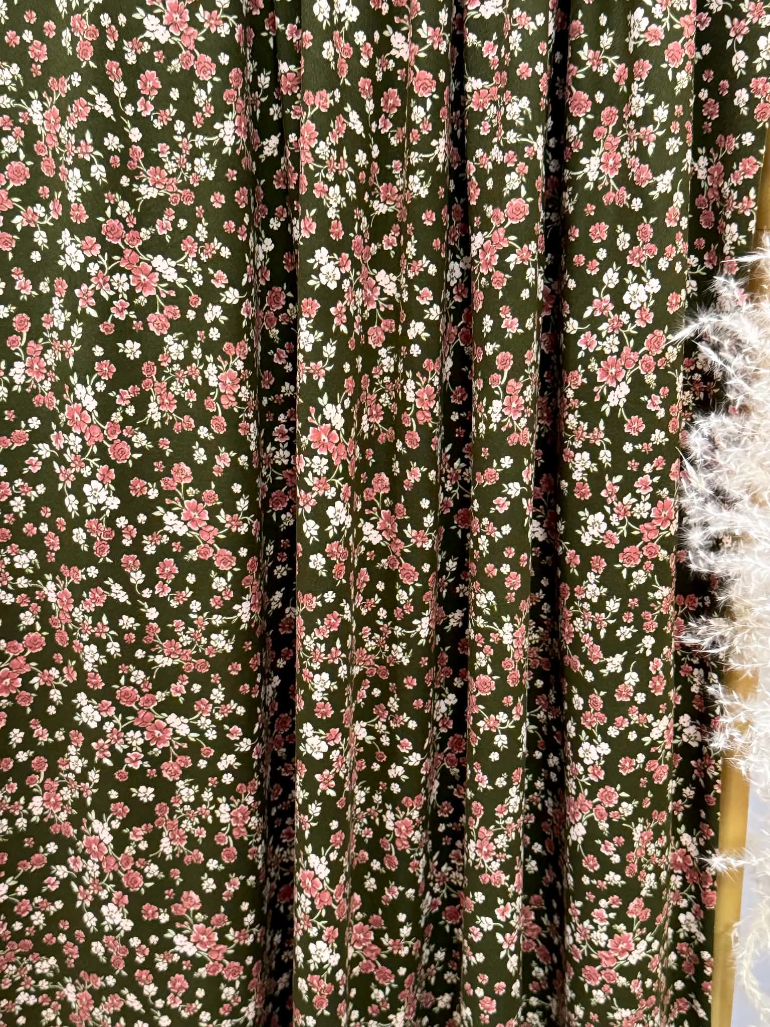 (DBP) RED AND BLUSH FLOWERS ON VINTAGE GREEN