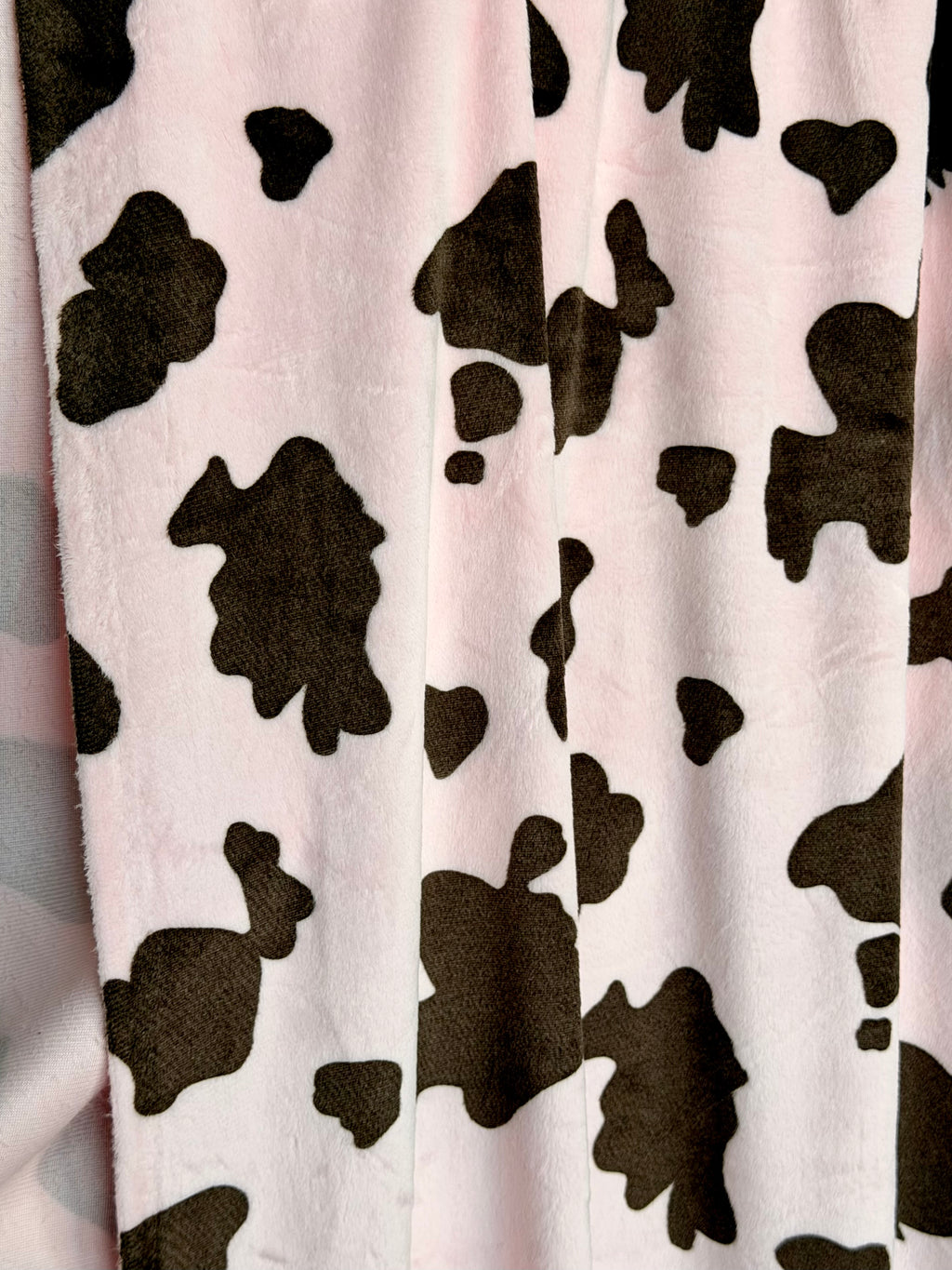(MINKY) BROWN COW PRINT ON PINK