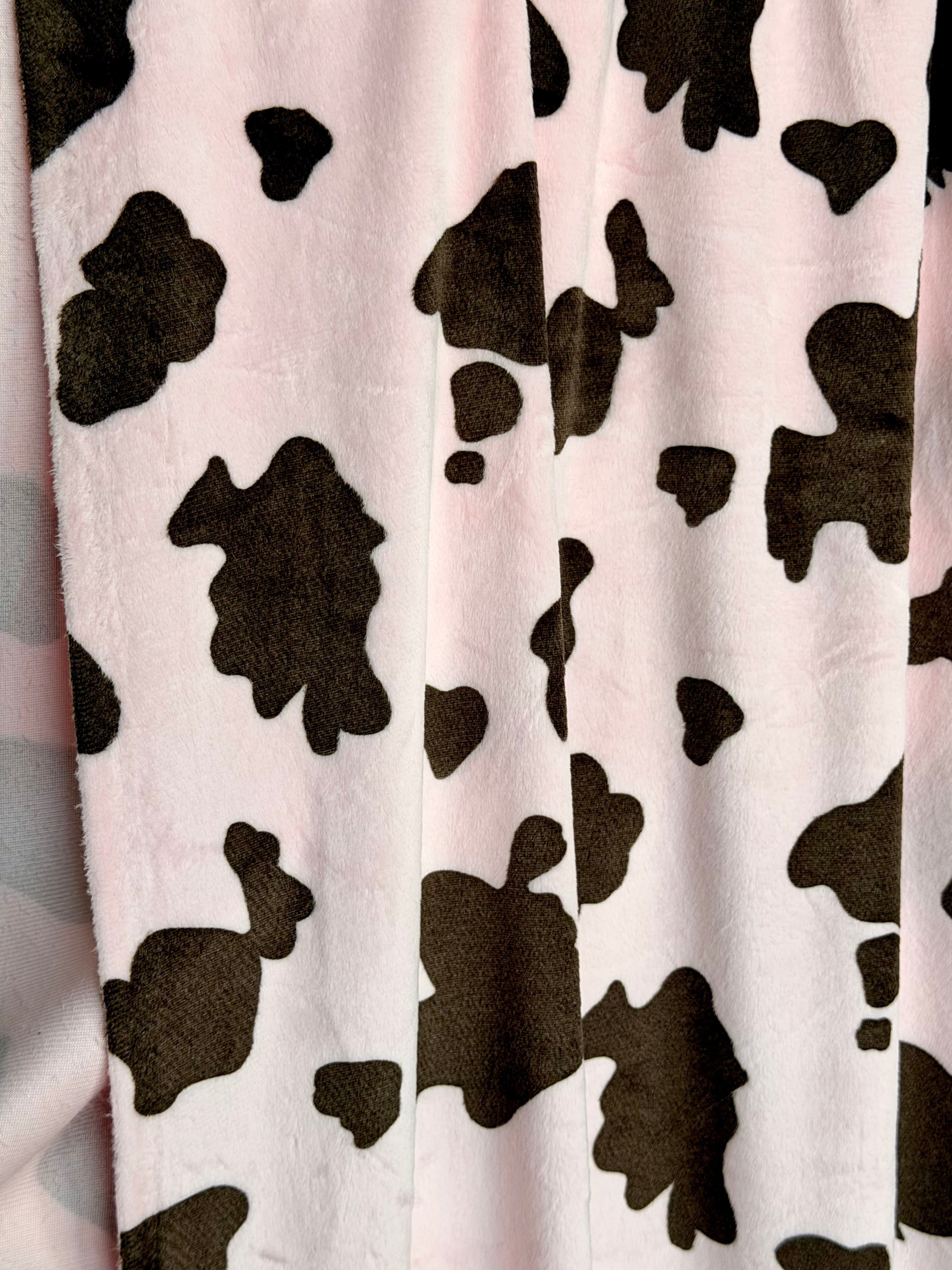(MINKY) BROWN COW PRINT ON PINK