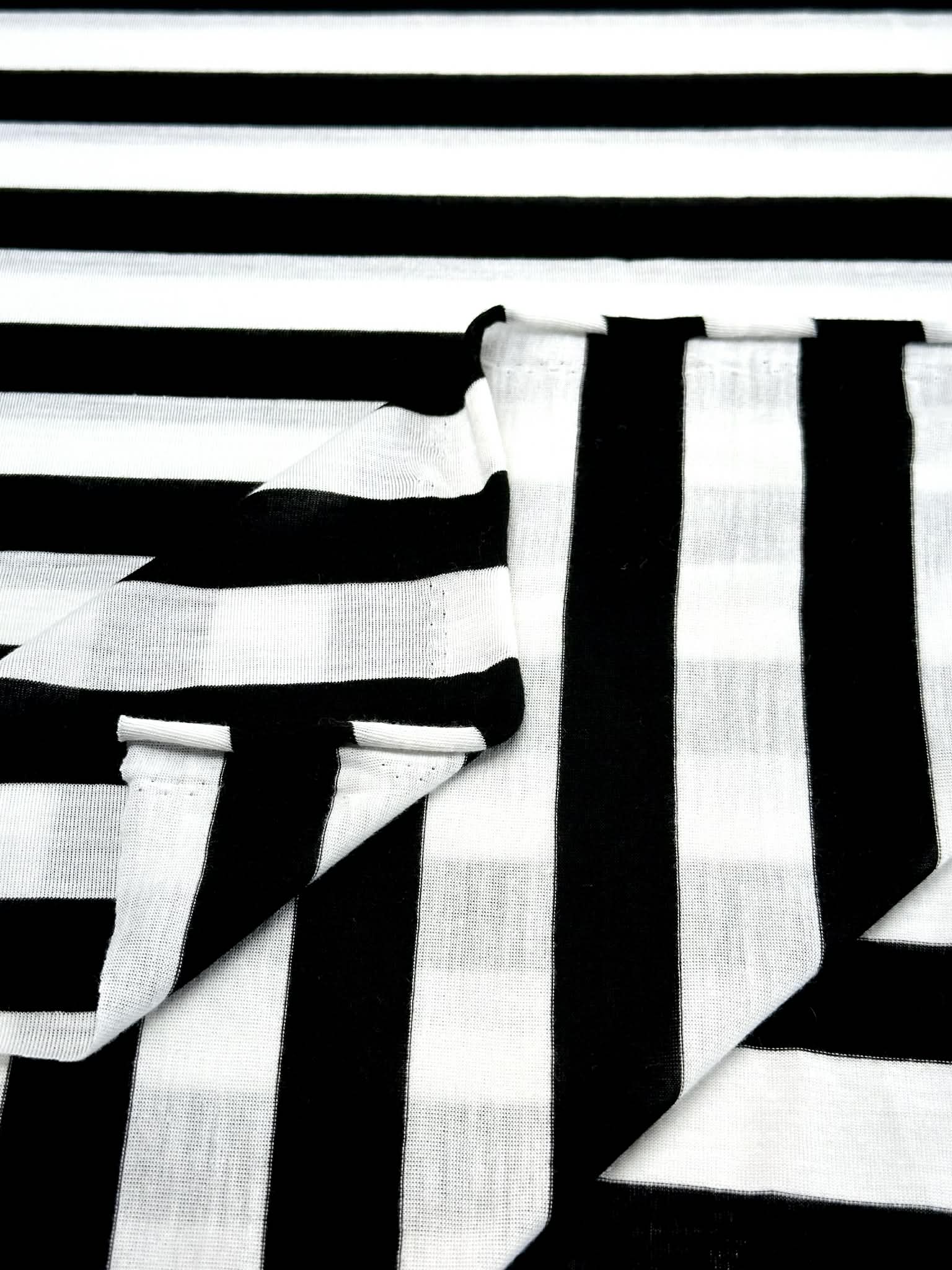 (JERSEY) BLACK AND OFF WHITE LARGE STRIPES